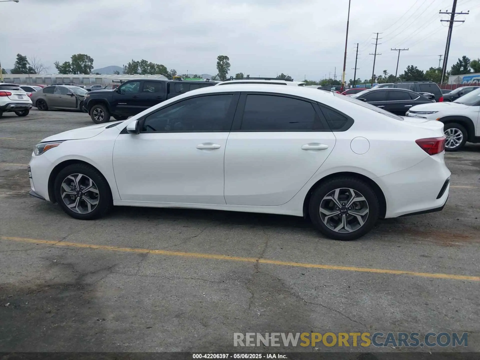 14 fotografías del automóvil dañado 3KPF24AD7ME305117 KIA FORTE 2021