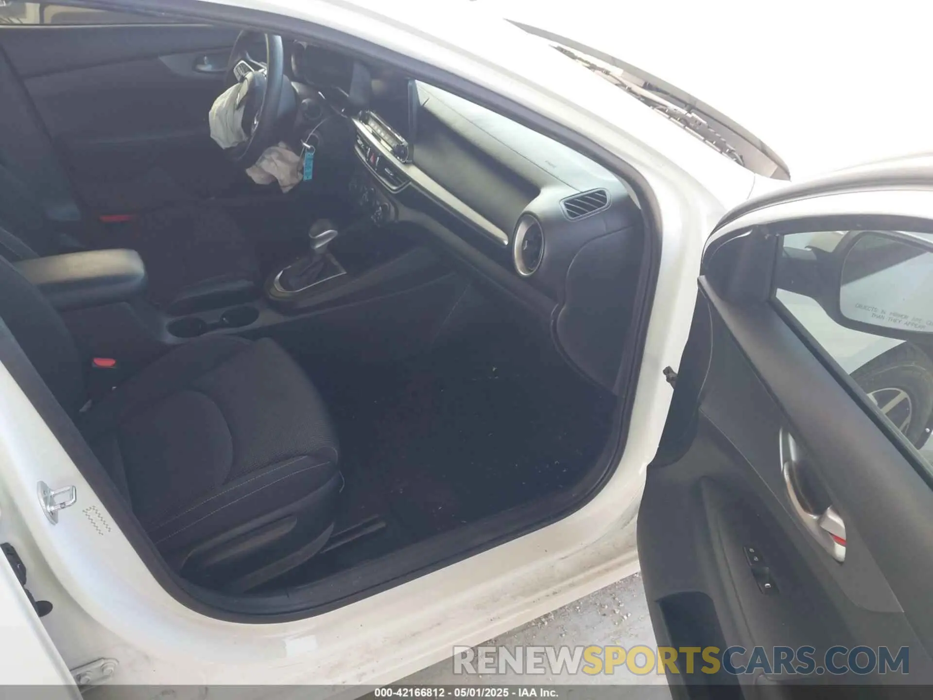 5 fotografías del automóvil dañado 3KPF24AD7ME340143 KIA FORTE 2021