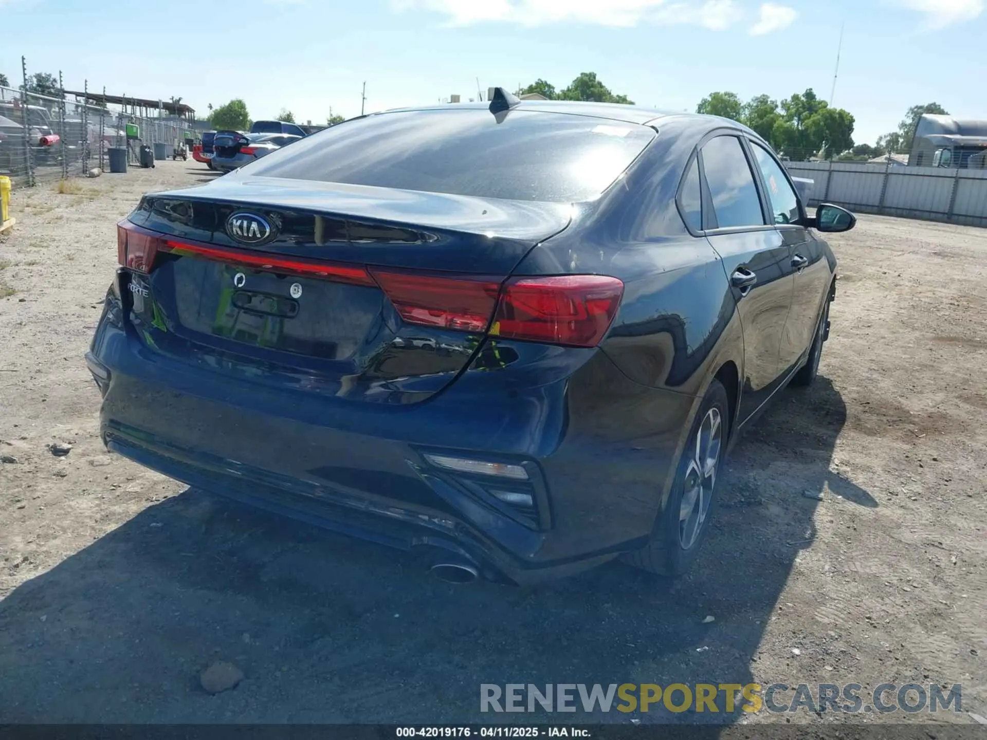 4 fotografías del automóvil dañado 3KPF24AD7ME363096 KIA FORTE 2021