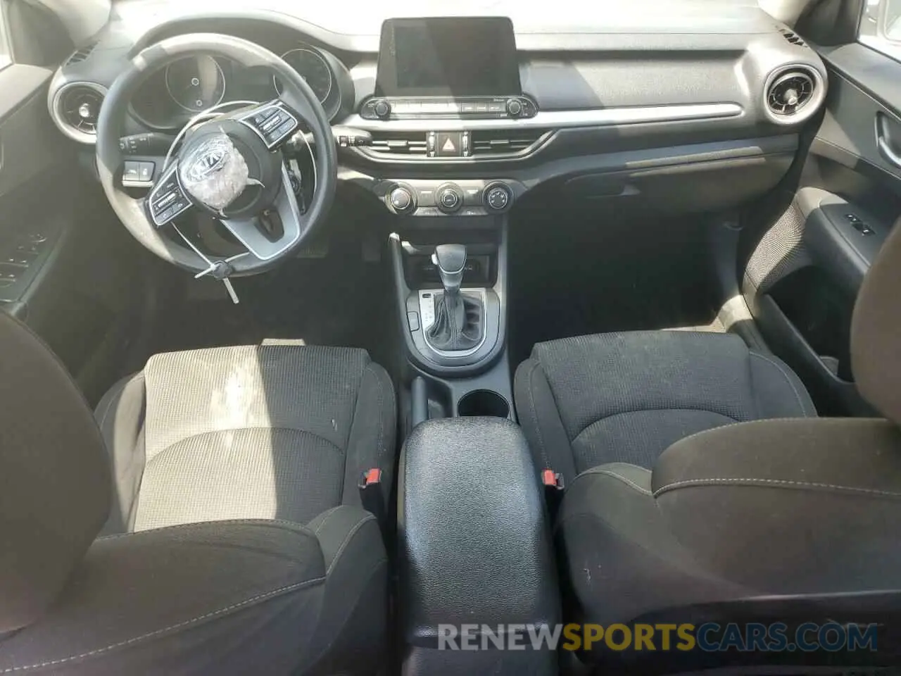 8 fotografías del automóvil dañado 3KPF24ADXME319495 KIA FORTE 2021