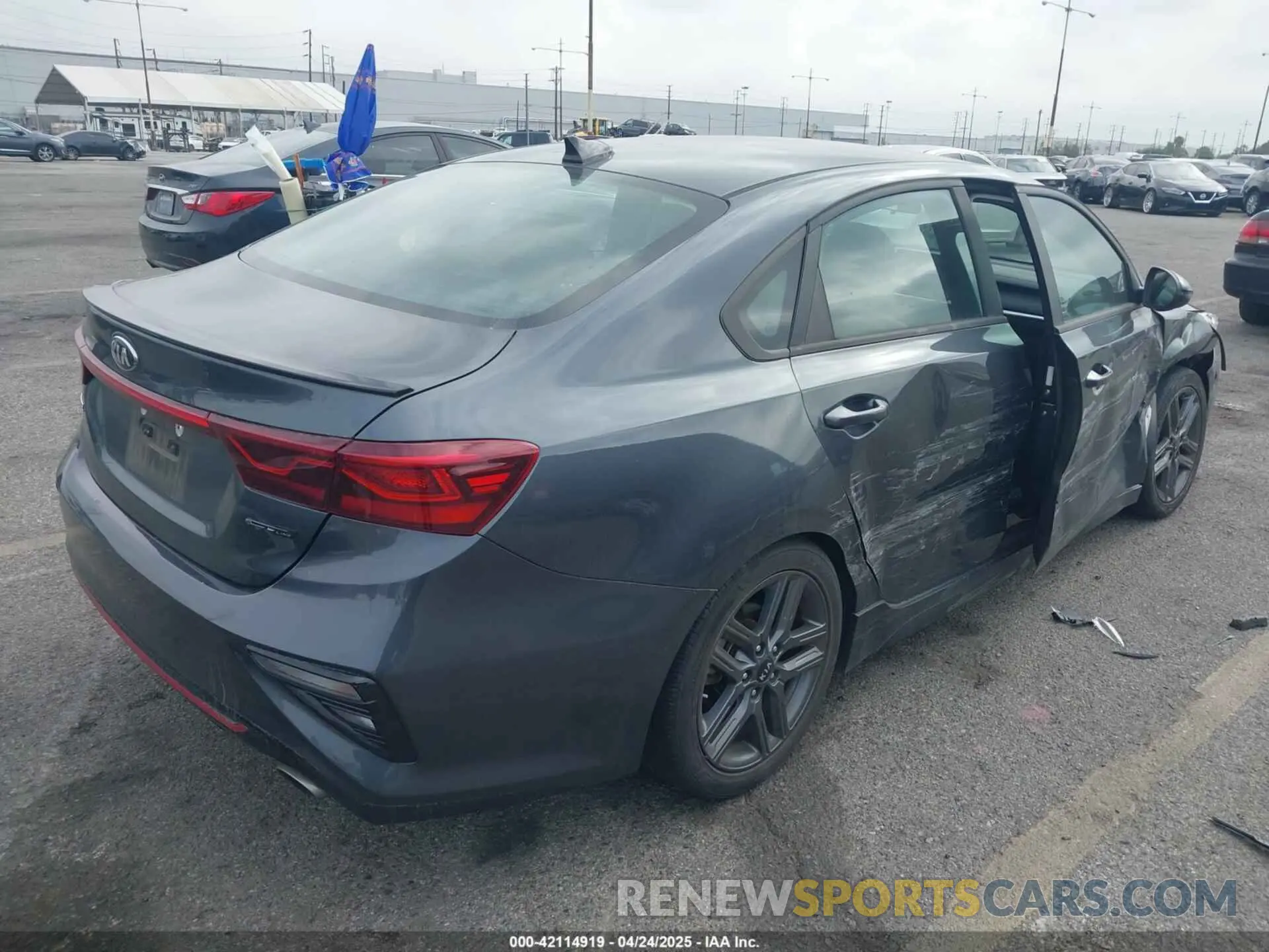 4 fotografías del automóvil dañado 3KPF34AD2ME408748 KIA FORTE 2021