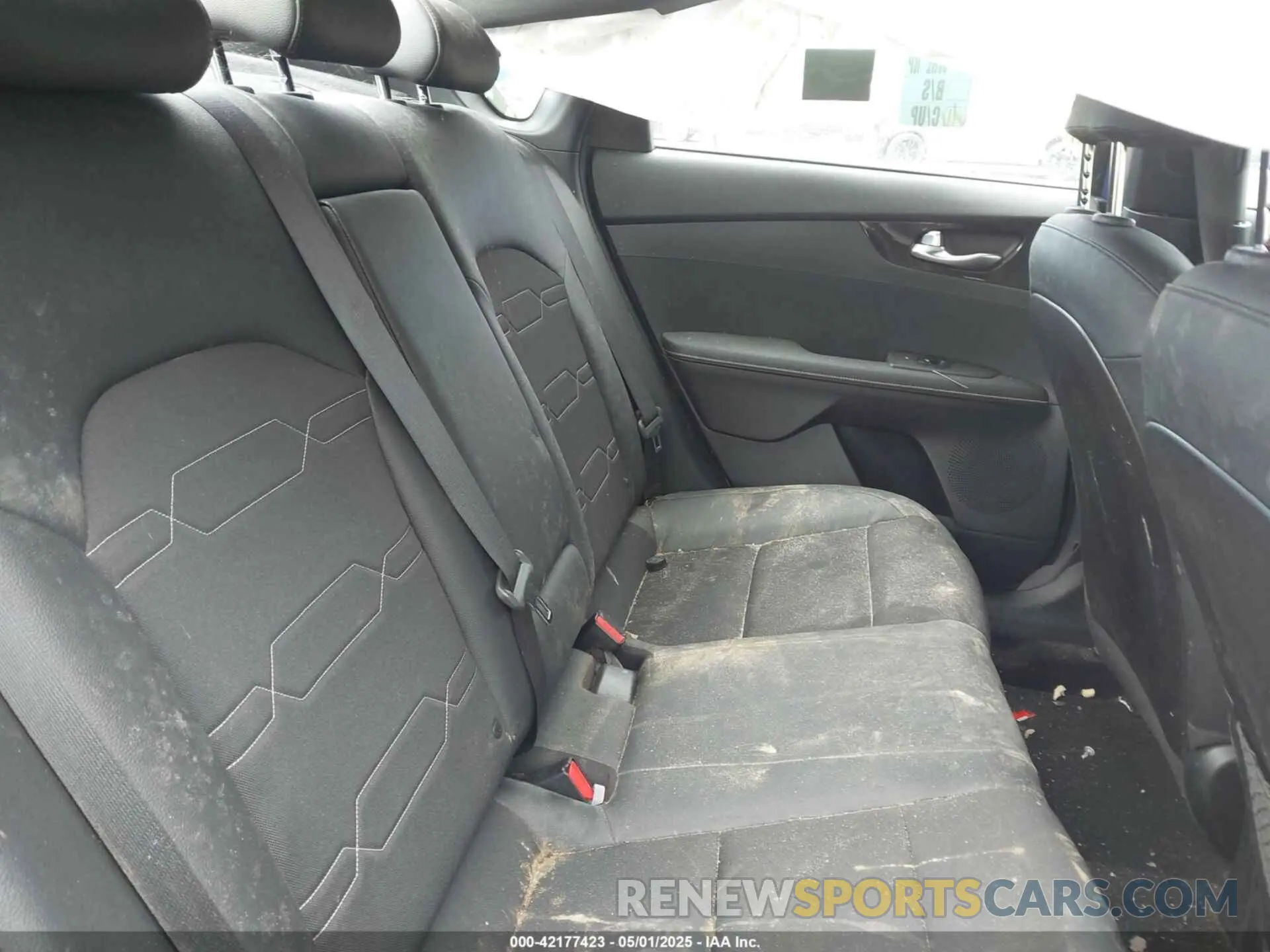 8 fotografías del automóvil dañado 3KPF34AD4ME423784 KIA FORTE 2021