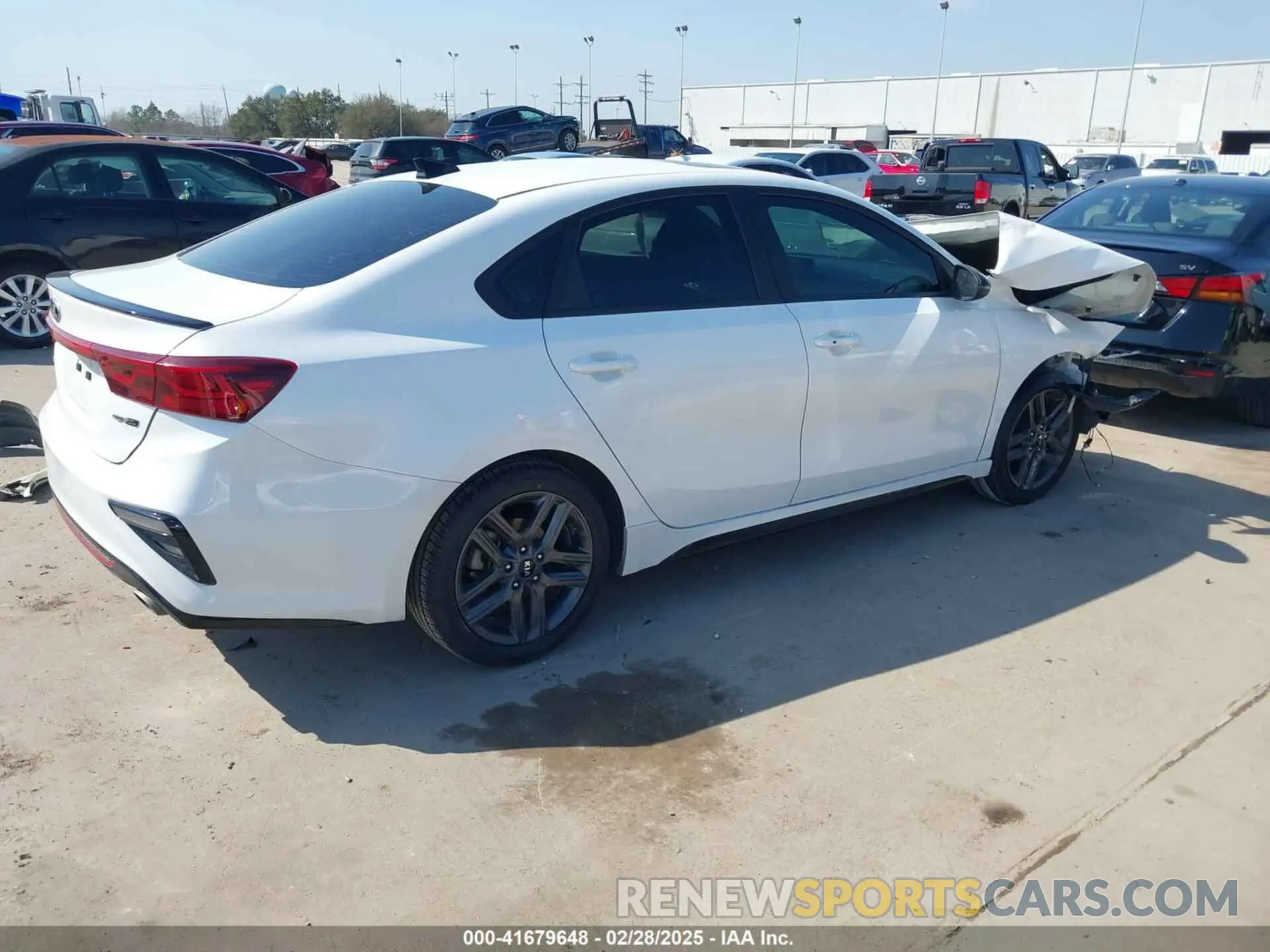 4 fotografías del automóvil dañado 3KPF34AD6ME330281 KIA FORTE 2021