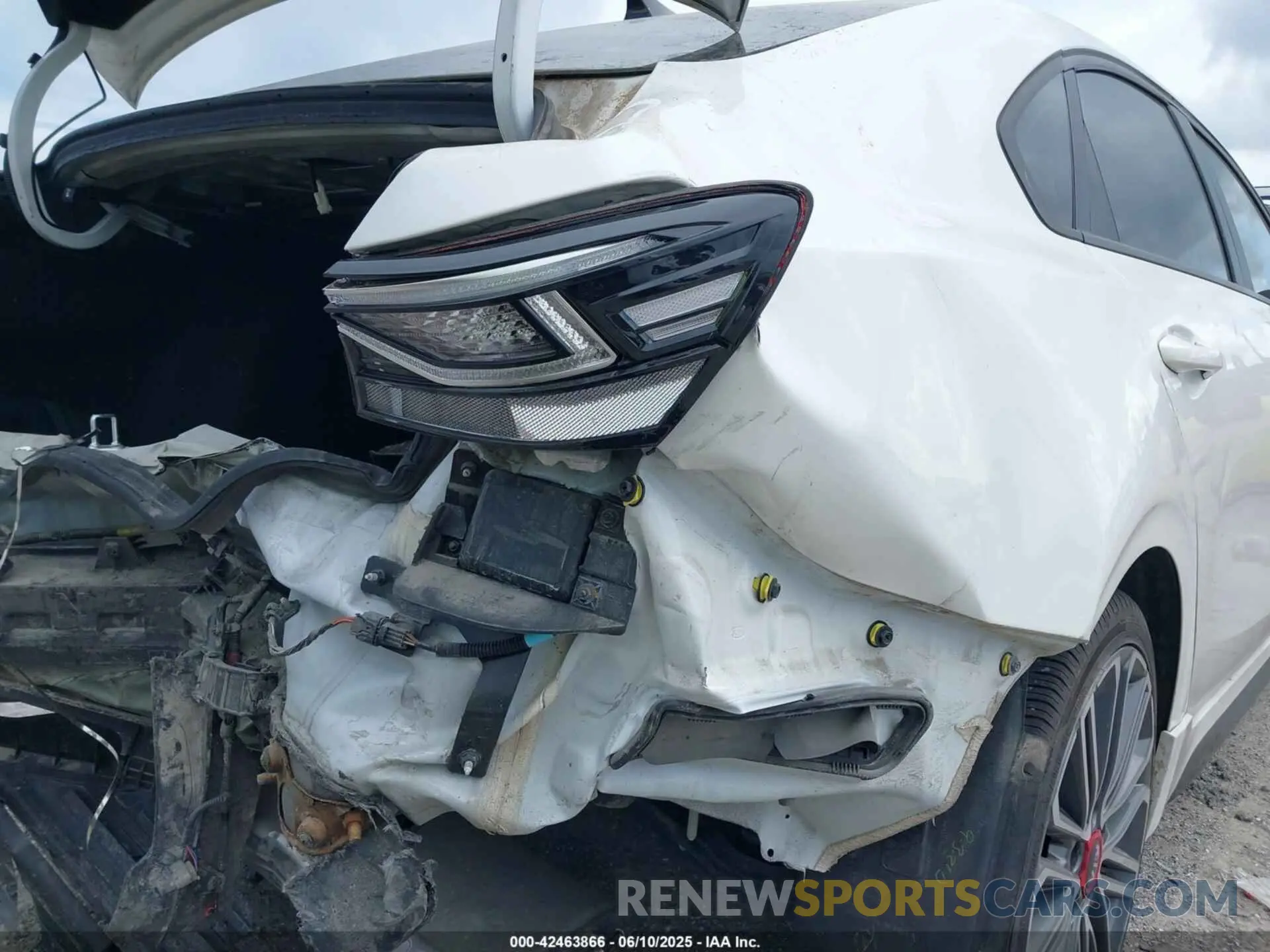 6 fotografías del automóvil dañado 3KPF44AC7ME358594 KIA FORTE 2021