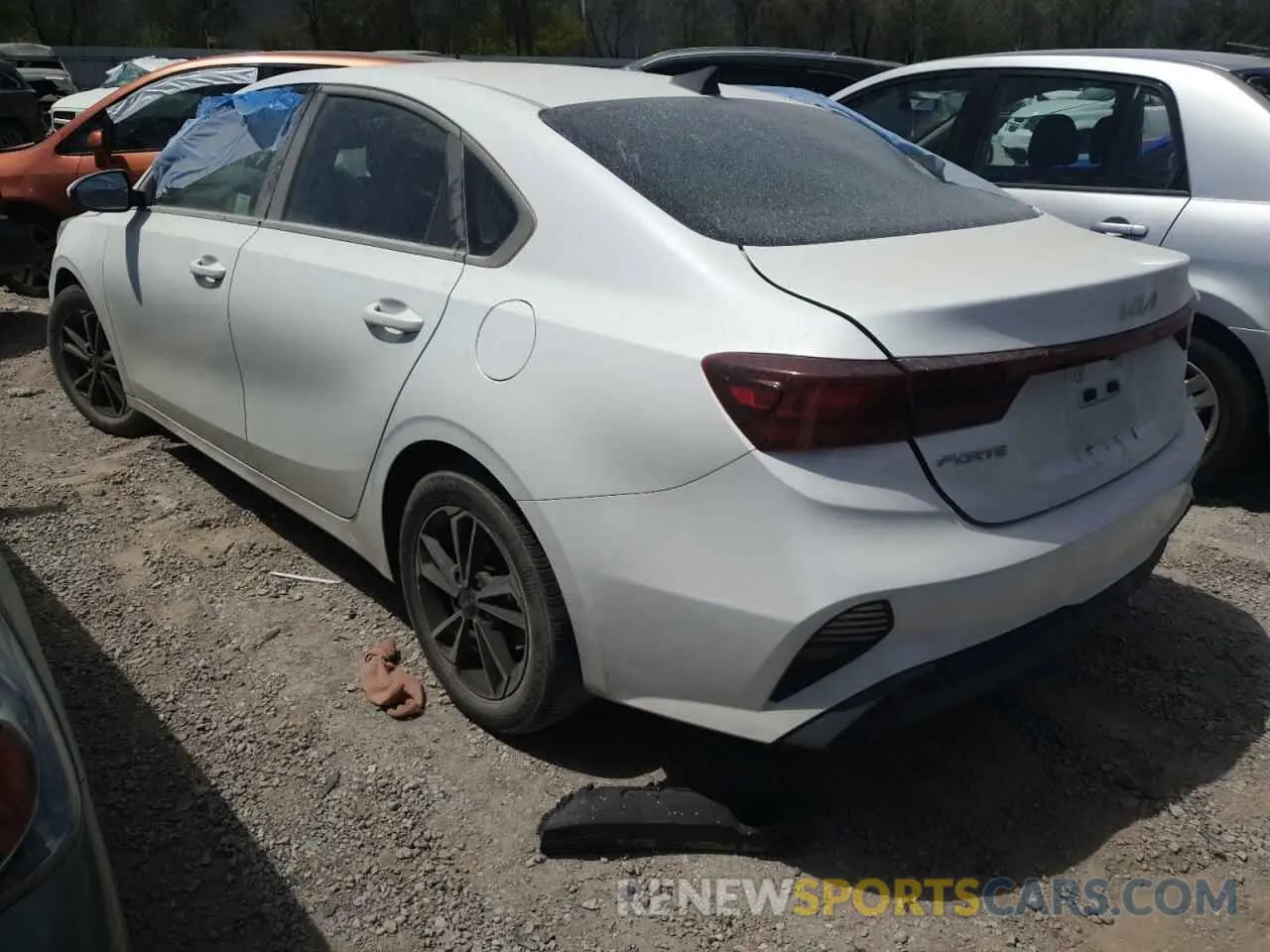 2 fotografías del automóvil dañado 3KPF24AD0NE431059 KIA FORTE 2022