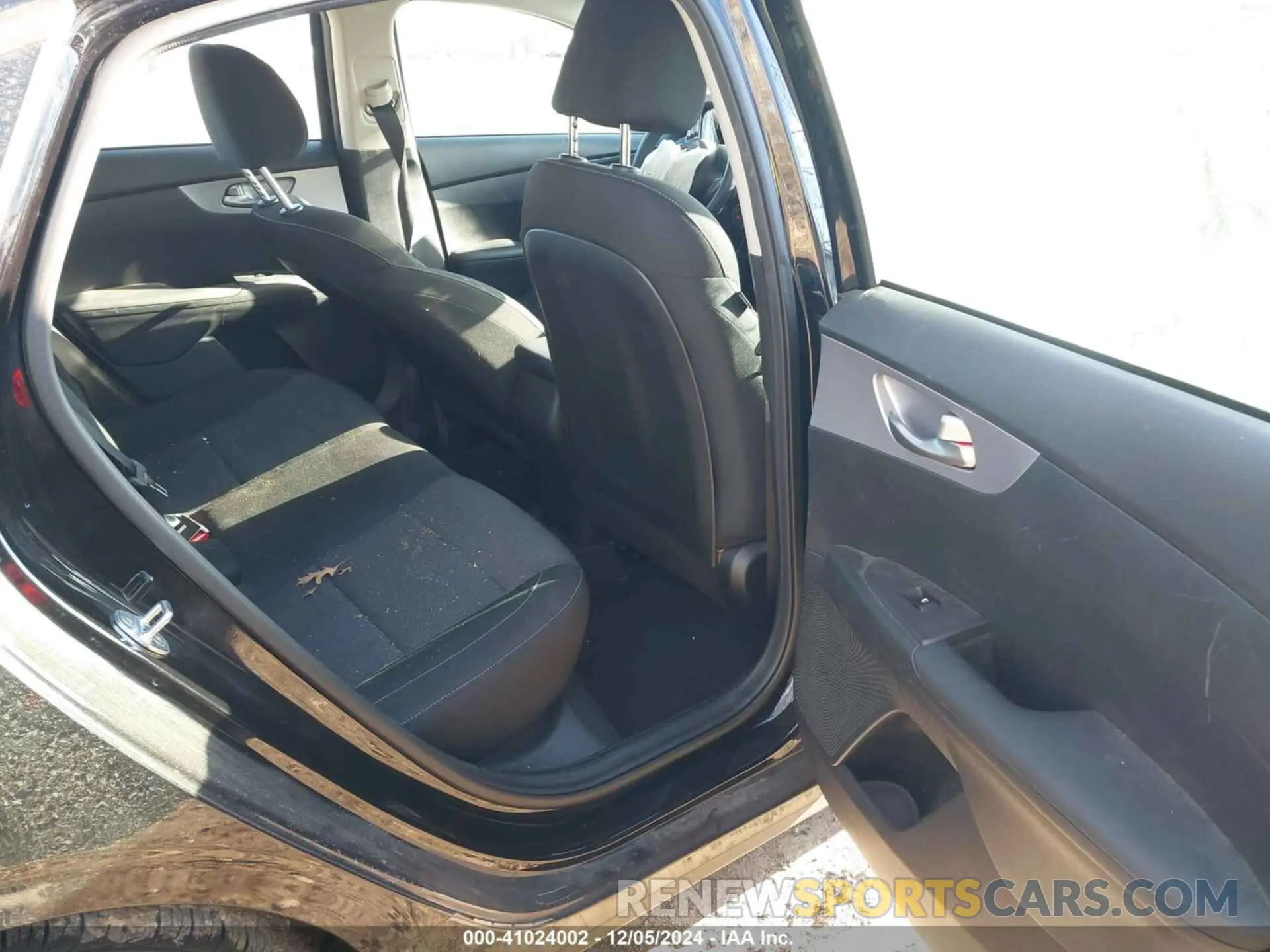 8 fotografías del automóvil dañado 3KPF24AD0NE456298 KIA FORTE 2022