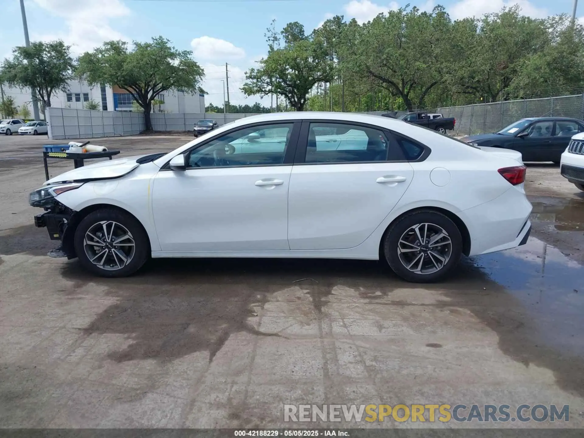 14 fotografías del automóvil dañado 3KPF24AD0NE456771 KIA FORTE 2022