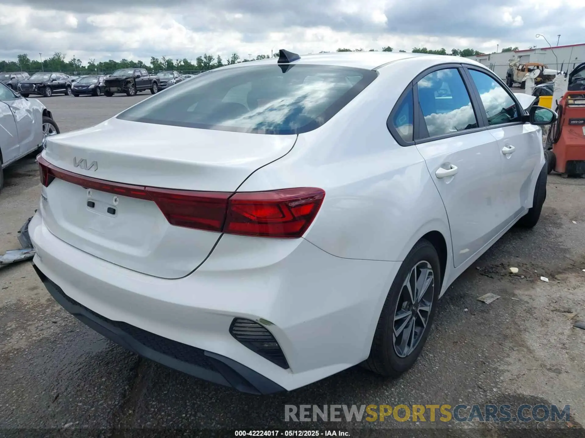 4 fotografías del automóvil dañado 3KPF24AD1NE418045 KIA FORTE 2022