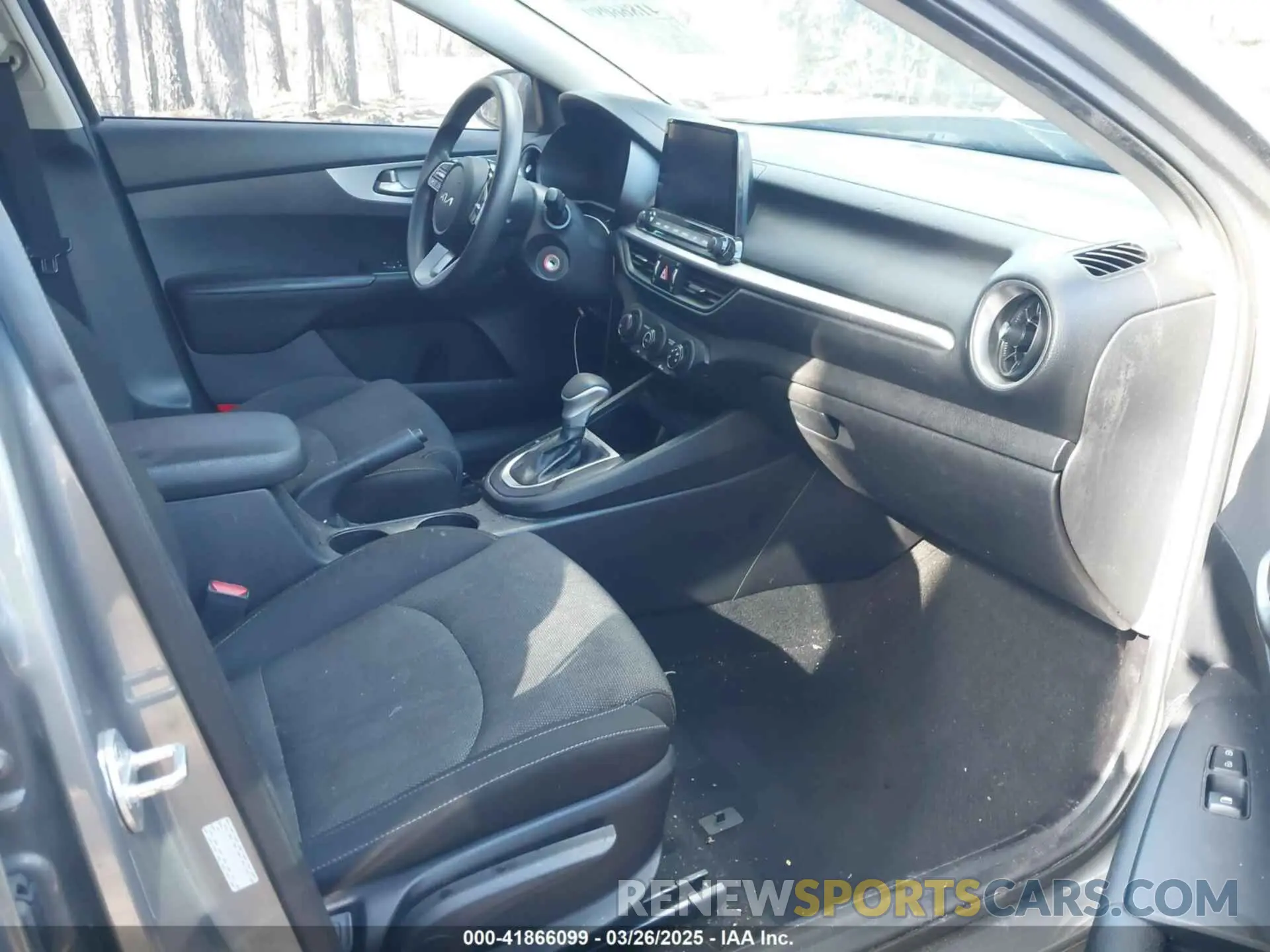 5 fotografías del automóvil dañado 3KPF24AD1NE430471 KIA FORTE 2022