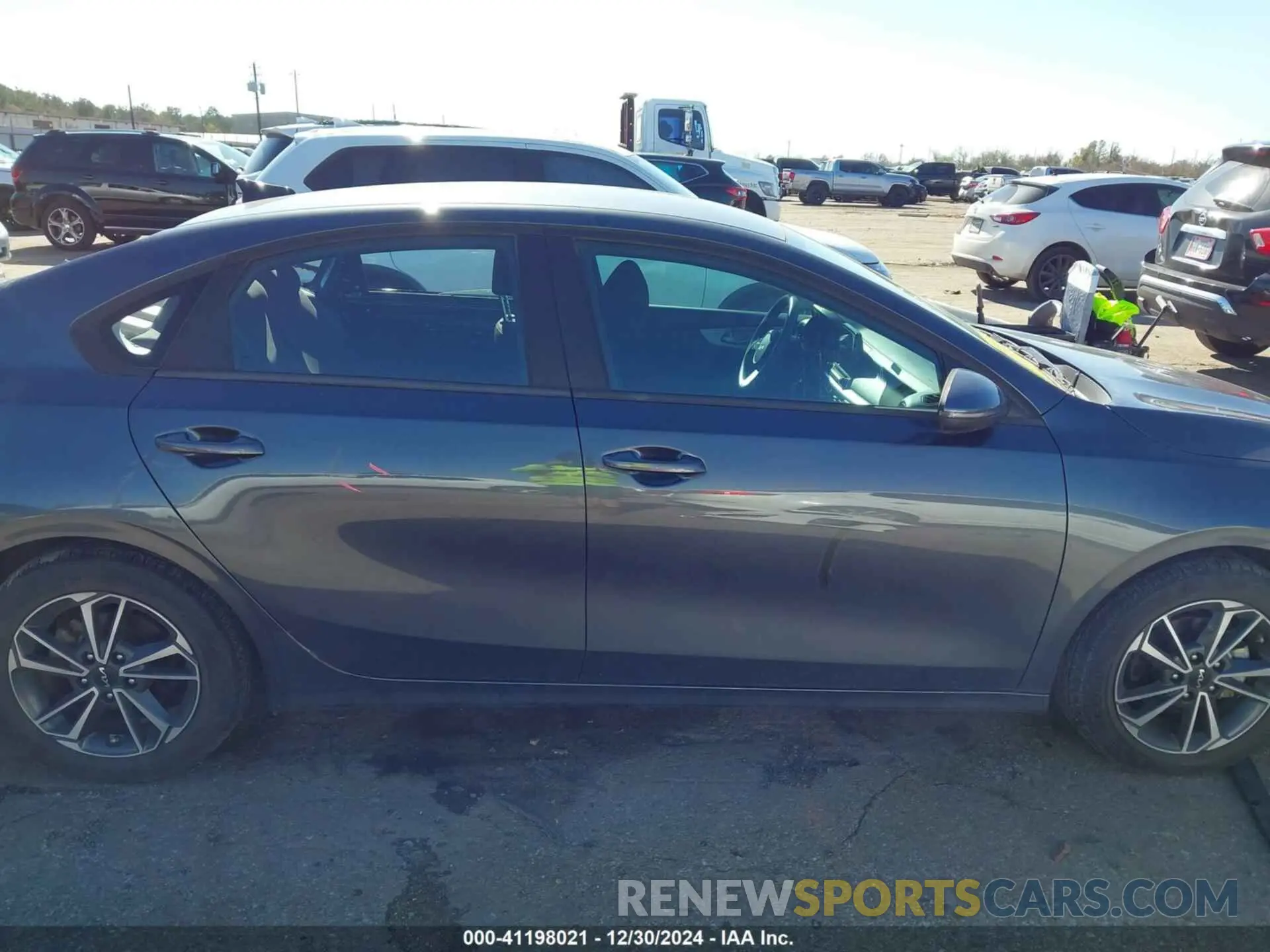 14 fotografías del automóvil dañado 3KPF24AD1NE445214 KIA FORTE 2022