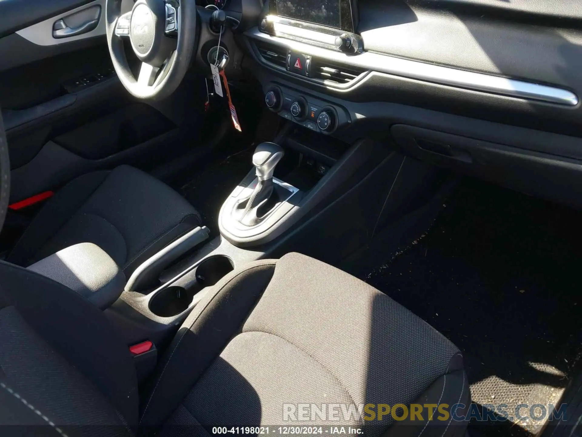 5 fotografías del automóvil dañado 3KPF24AD1NE445214 KIA FORTE 2022