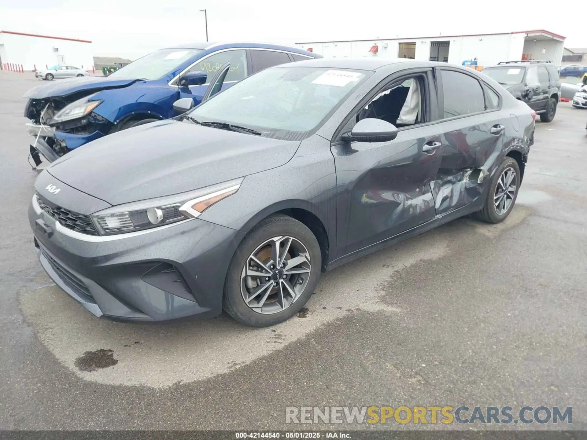 2 fotografías del automóvil dañado 3KPF24AD1NE460912 KIA FORTE 2022