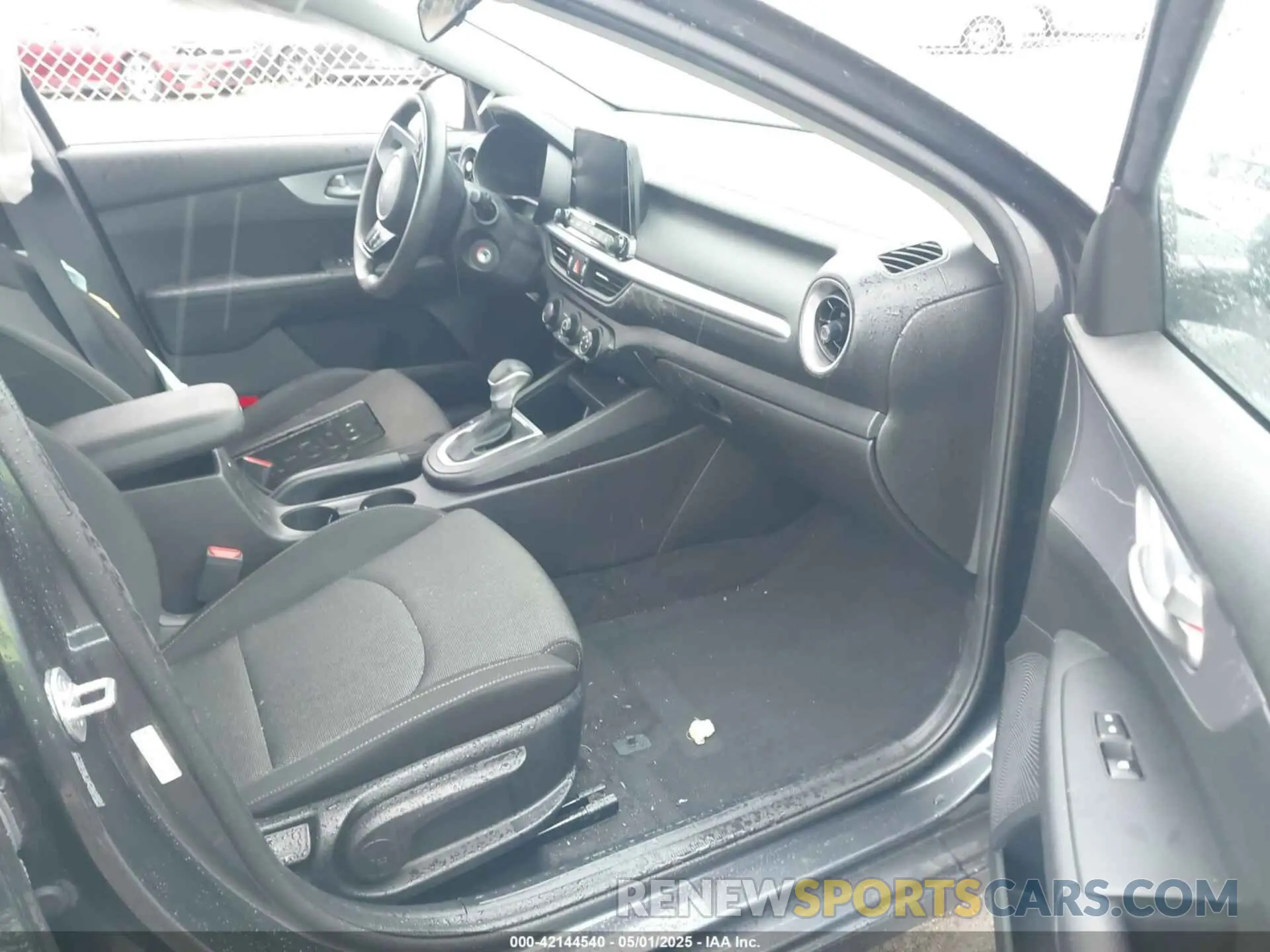 5 fotografías del automóvil dañado 3KPF24AD1NE460912 KIA FORTE 2022