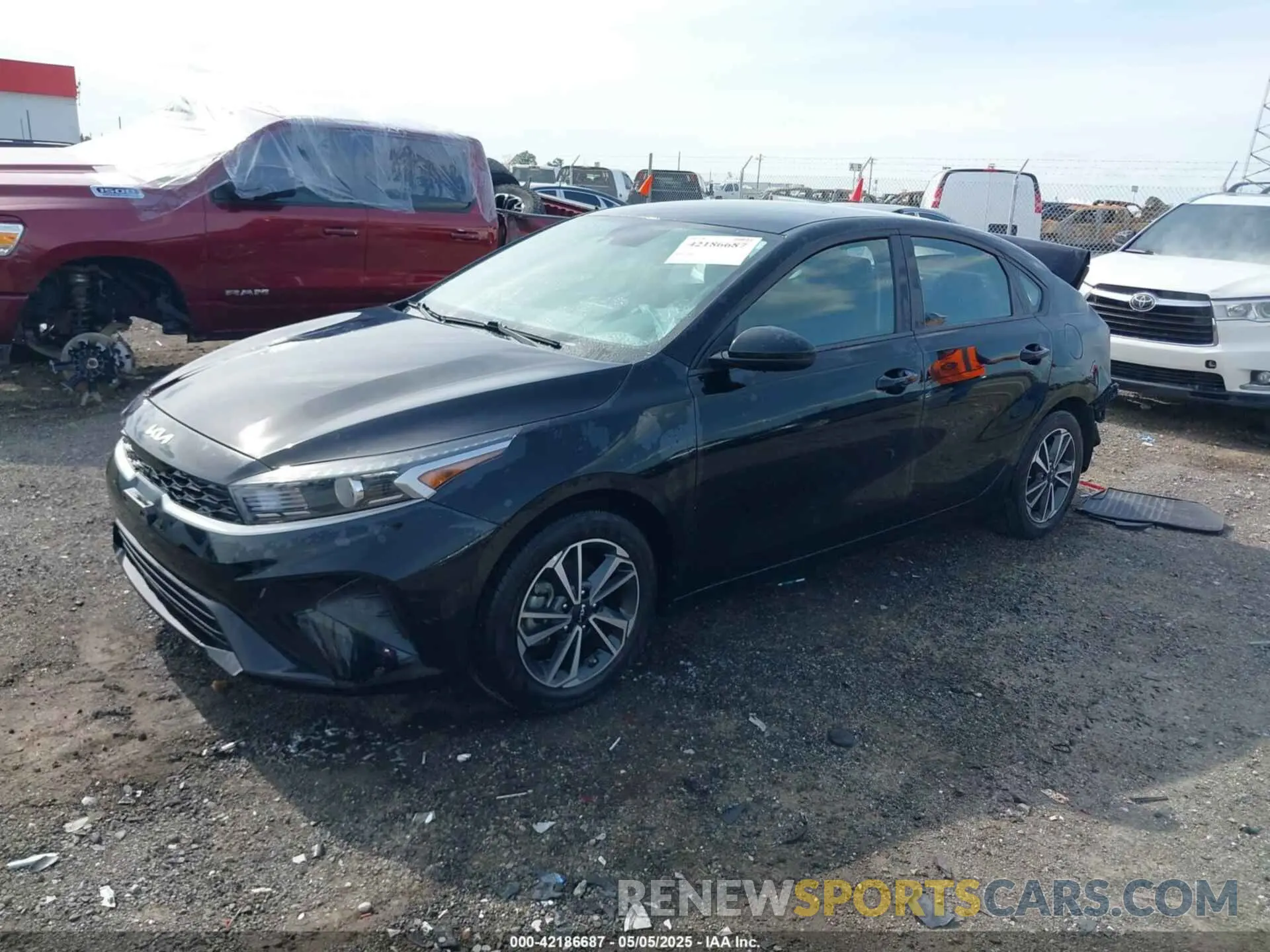 2 fotografías del automóvil dañado 3KPF24AD1NE503709 KIA FORTE 2022