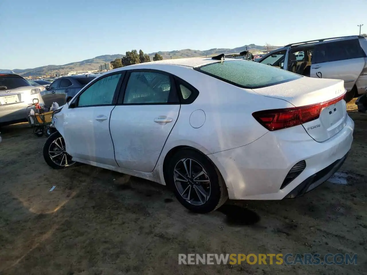 2 fotografías del automóvil dañado 3KPF24AD3NE427653 KIA FORTE 2022