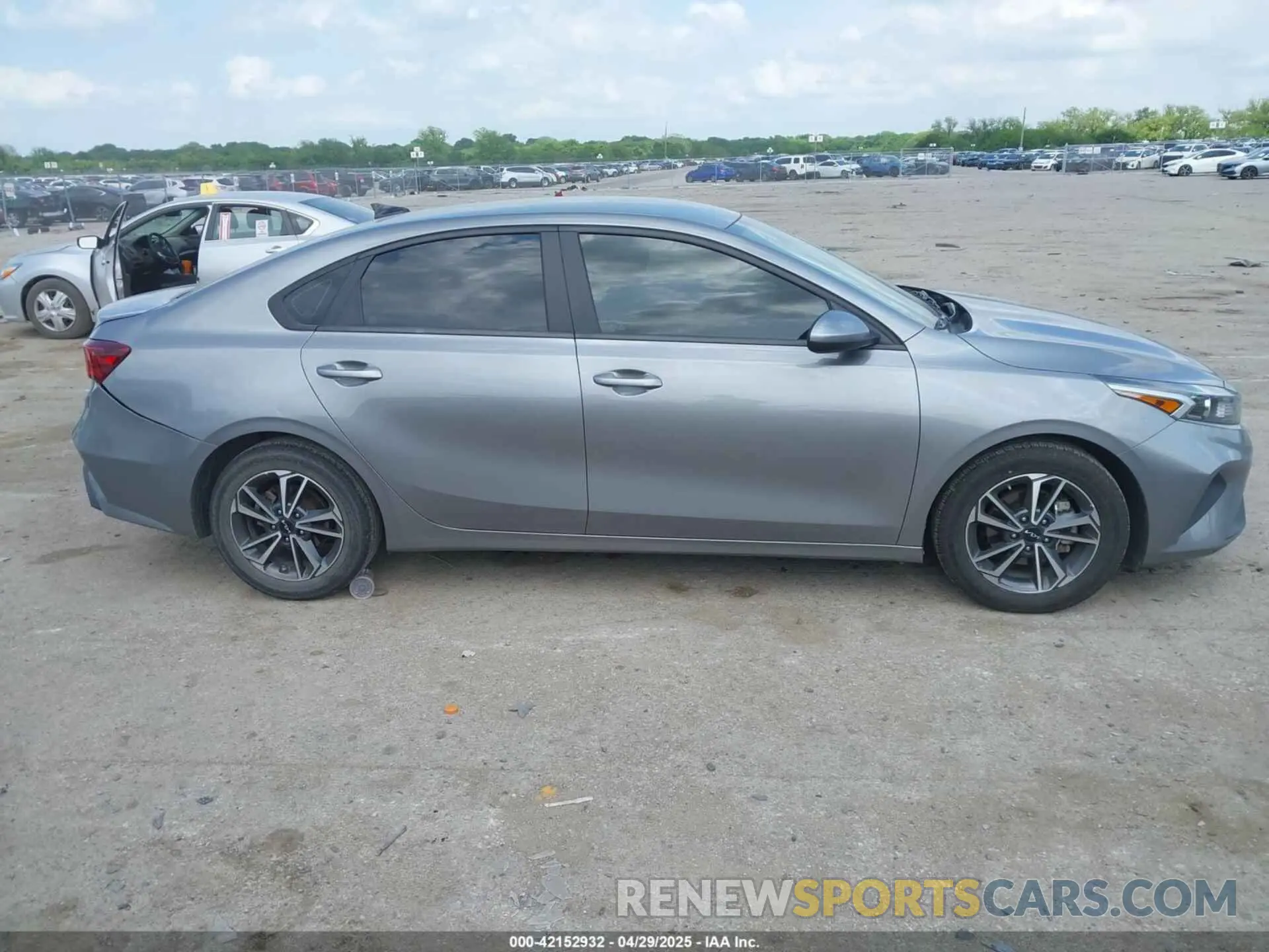 13 fotografías del automóvil dañado 3KPF24AD4NE452674 KIA FORTE 2022