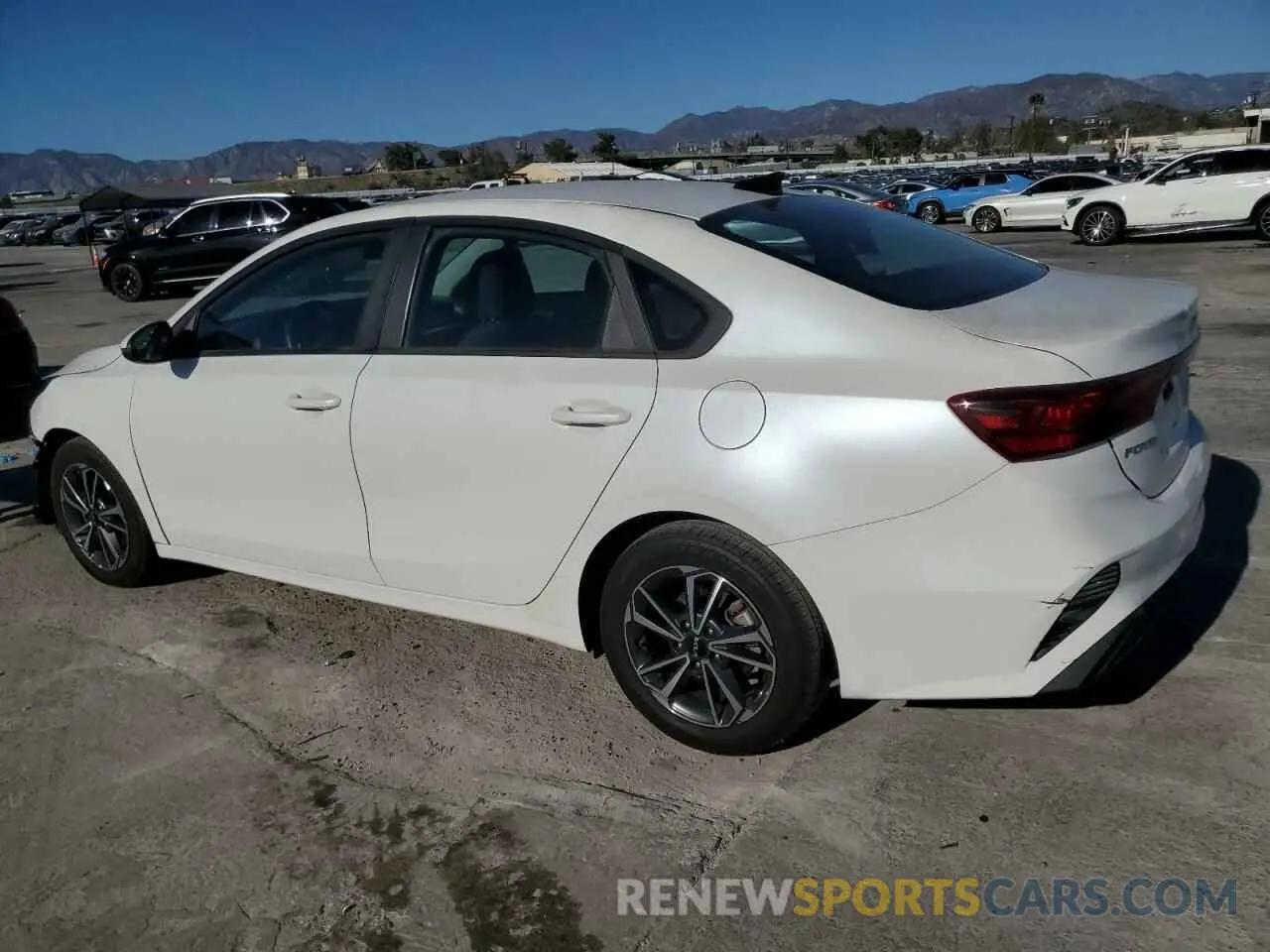 2 fotografías del automóvil dañado 3KPF24AD4NE476392 KIA FORTE 2022