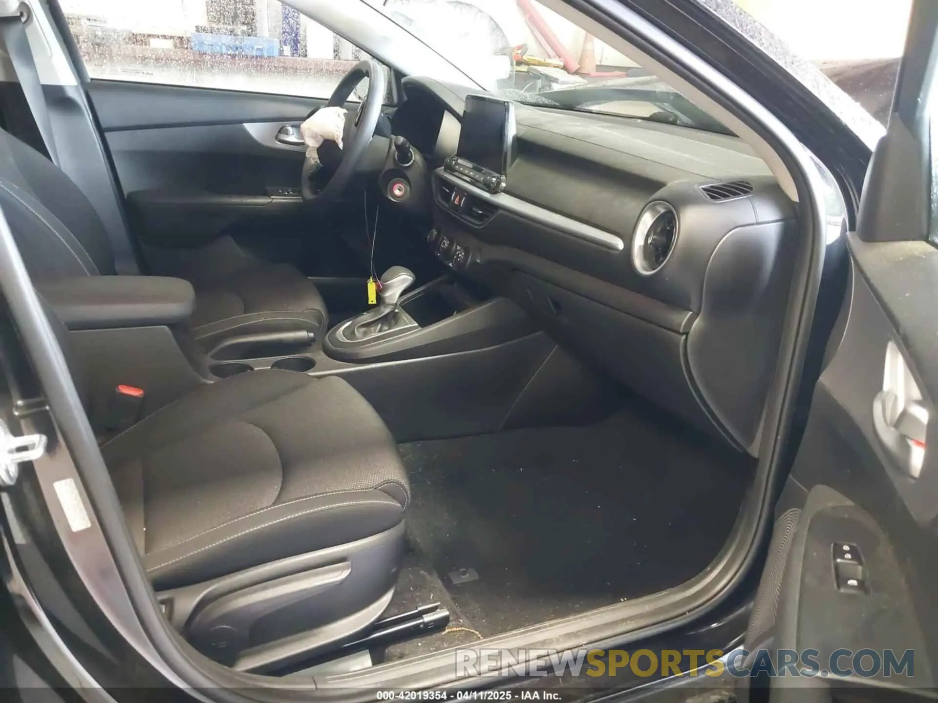 5 fotografías del automóvil dañado 3KPF24AD6NE467743 KIA FORTE 2022