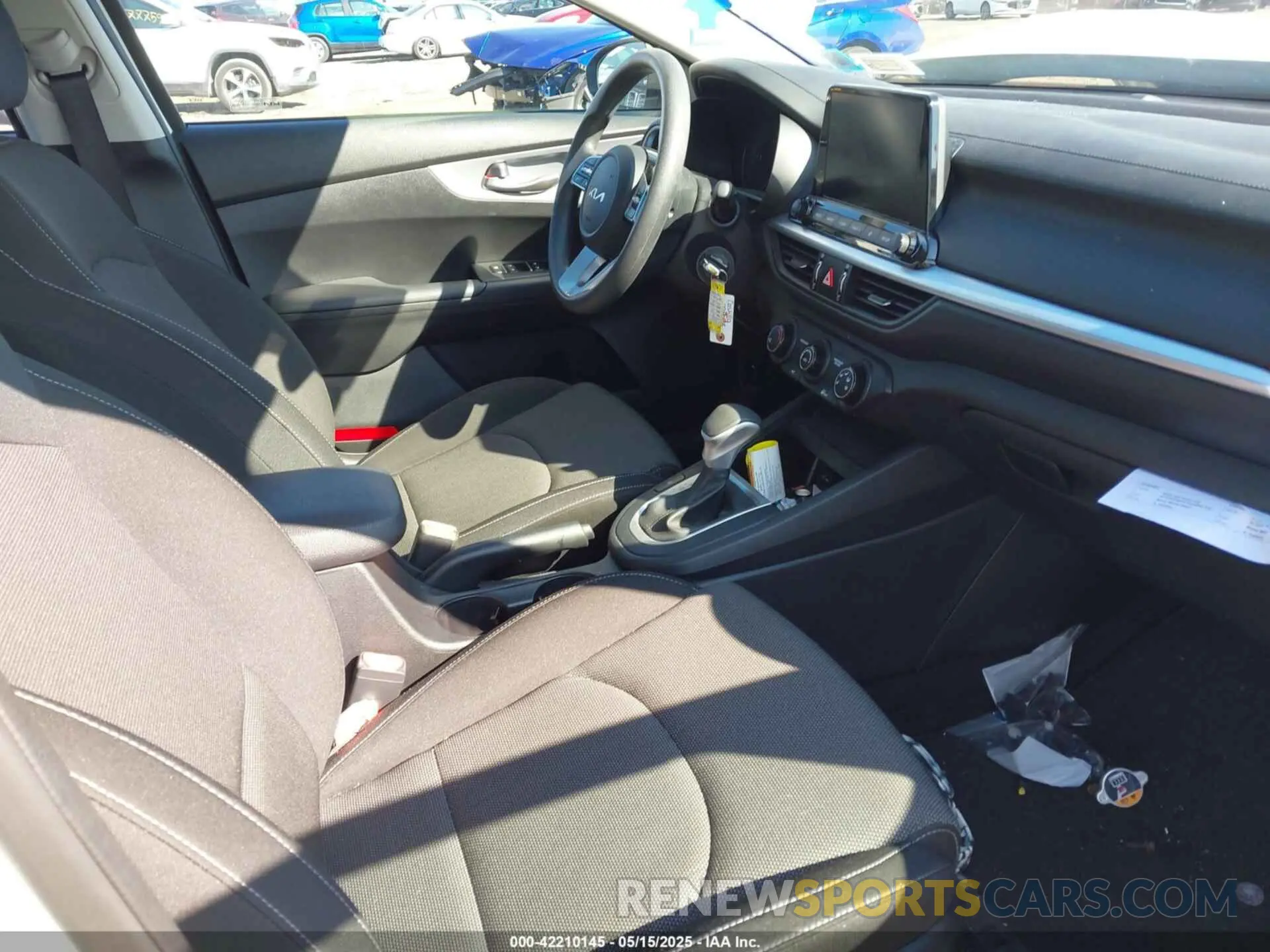 5 fotografías del automóvil dañado 3KPF24AD8NE455481 KIA FORTE 2022
