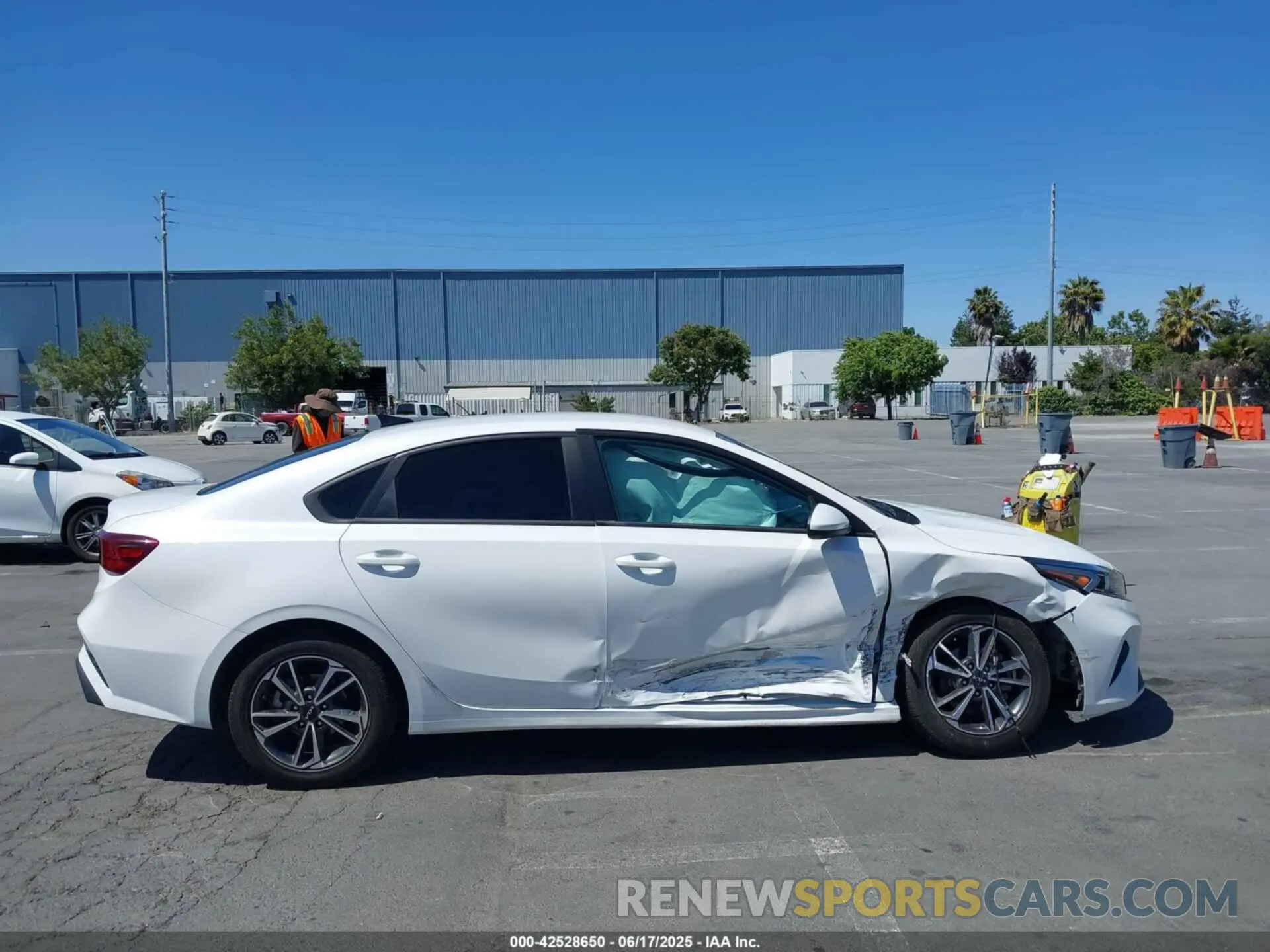 13 fotografías del automóvil dañado 3KPF24AD9NE436003 KIA FORTE 2022