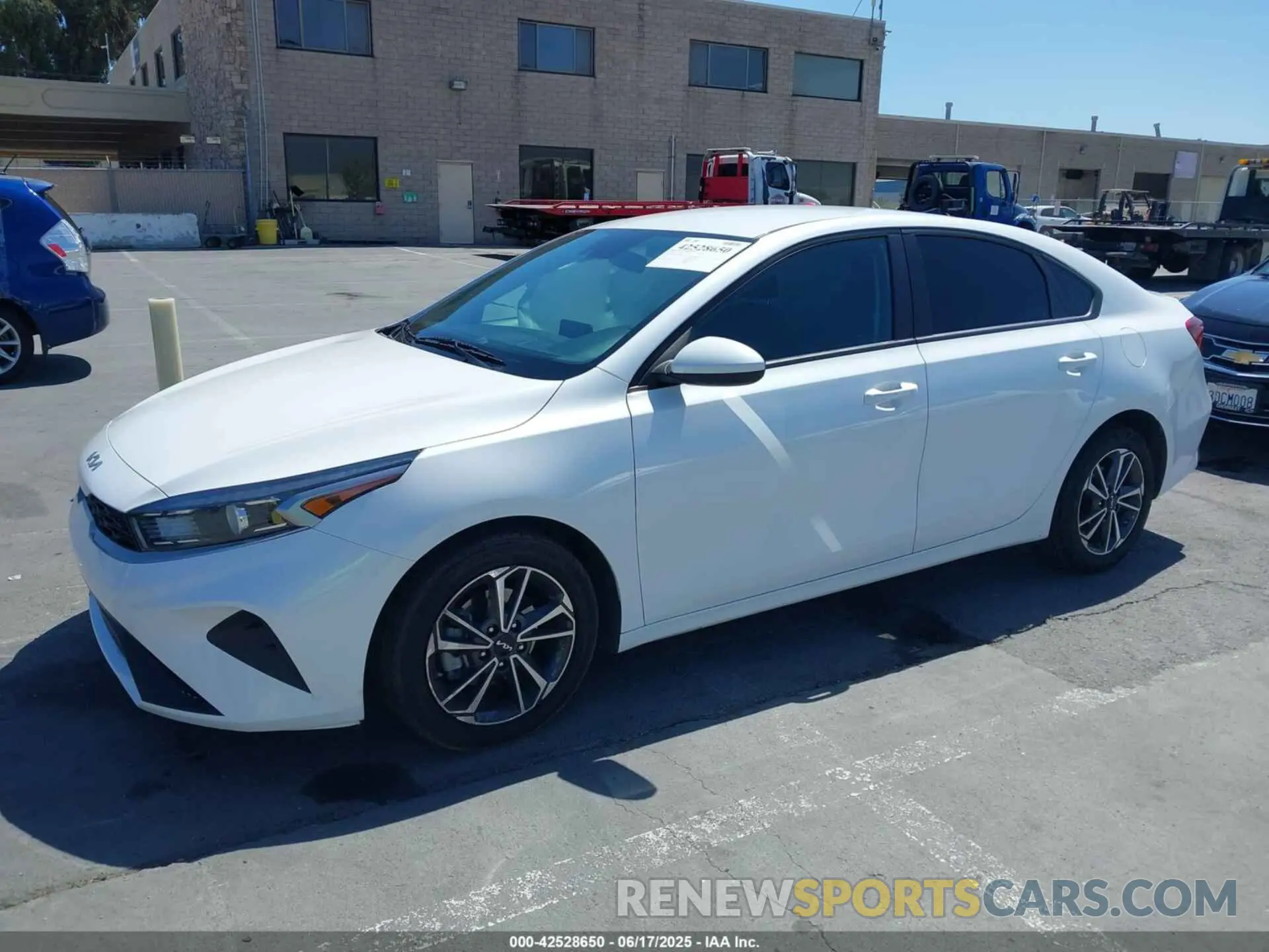 2 fotografías del automóvil dañado 3KPF24AD9NE436003 KIA FORTE 2022