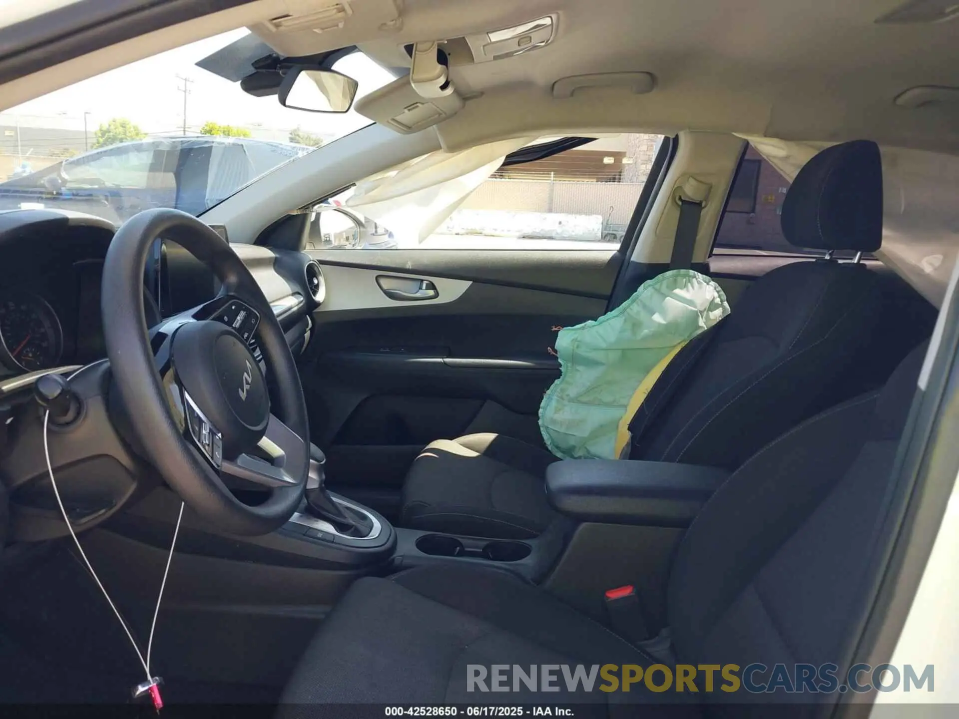 5 fotografías del automóvil dañado 3KPF24AD9NE436003 KIA FORTE 2022