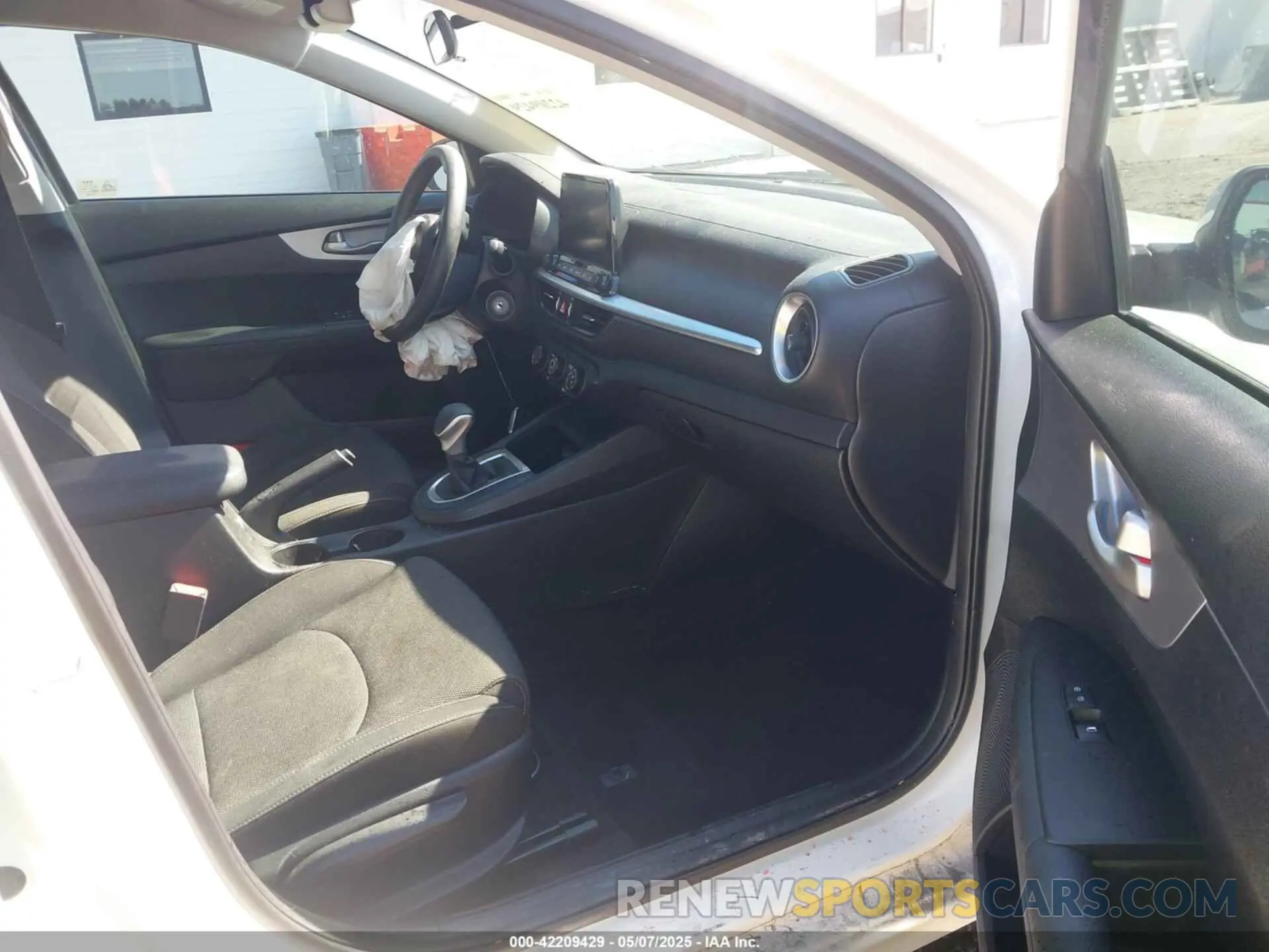 5 fotografías del automóvil dañado 3KPF24AD9NE447972 KIA FORTE 2022