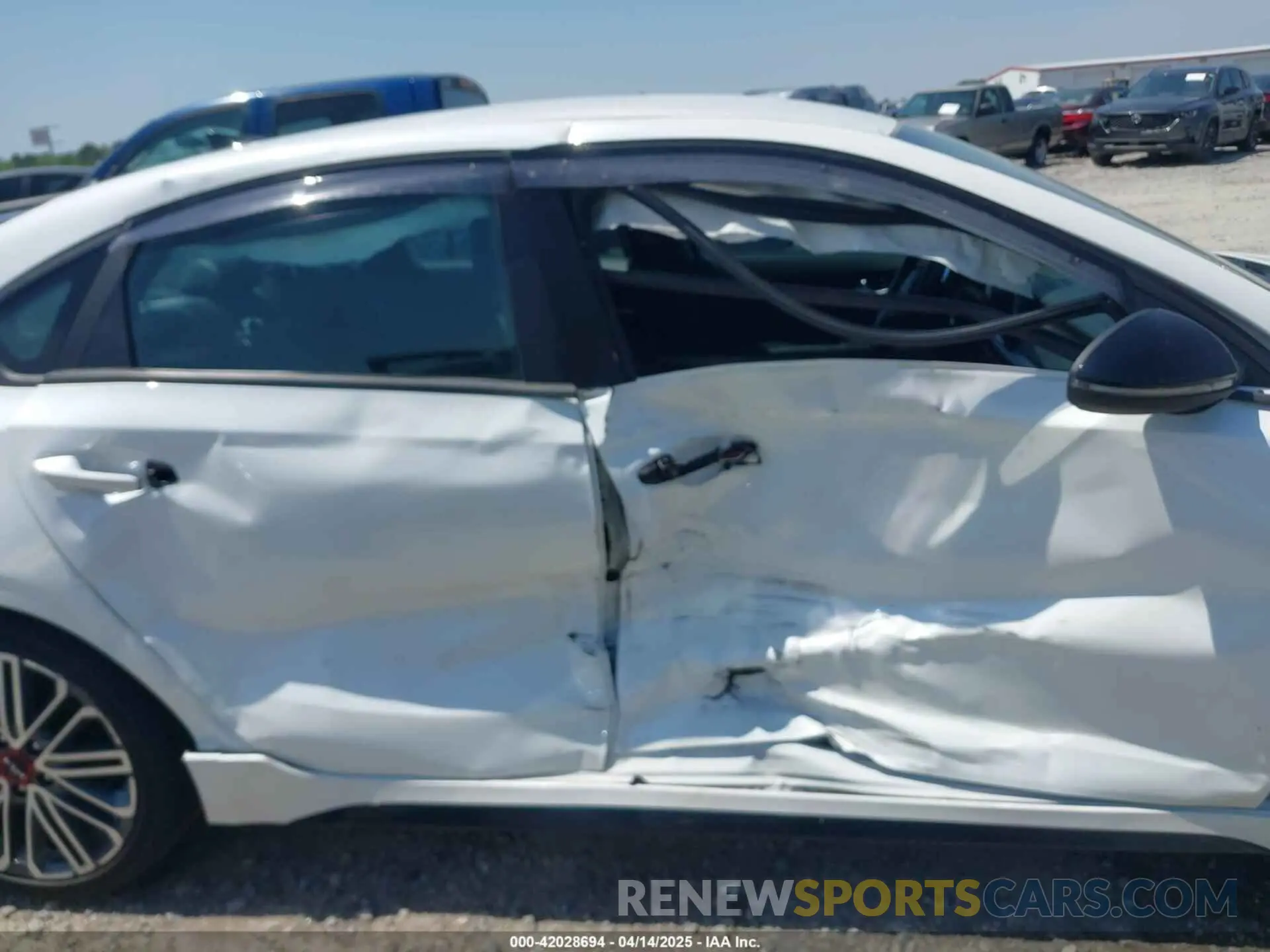 13 fotografías del automóvil dañado 3KPF44AC3NE477289 KIA FORTE 2022
