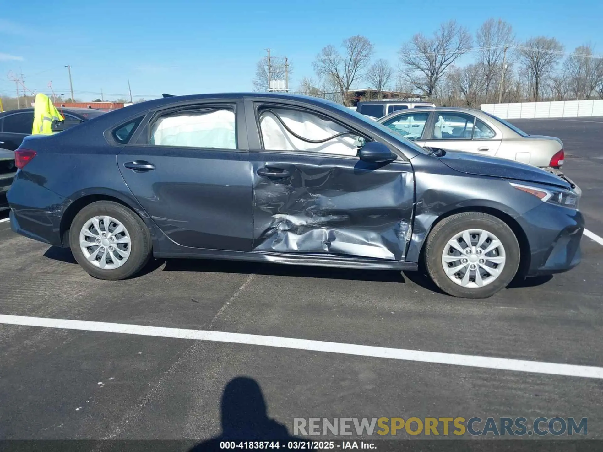13 fotografías del automóvil dañado 3KPF24AD0PE508080 KIA FORTE 2023