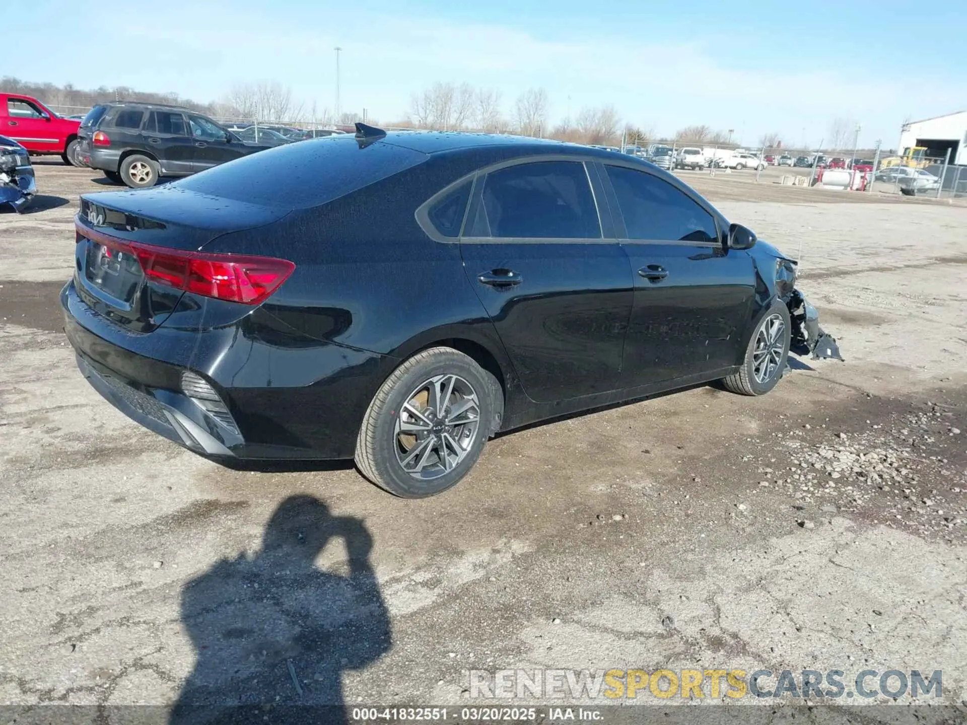 4 fotografías del automóvil dañado 3KPF24AD1PE511666 KIA FORTE 2023