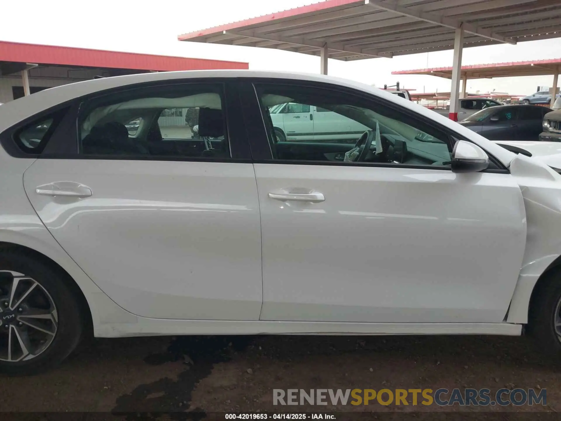13 fotografías del automóvil dañado 3KPF24AD1PE538737 KIA FORTE 2023