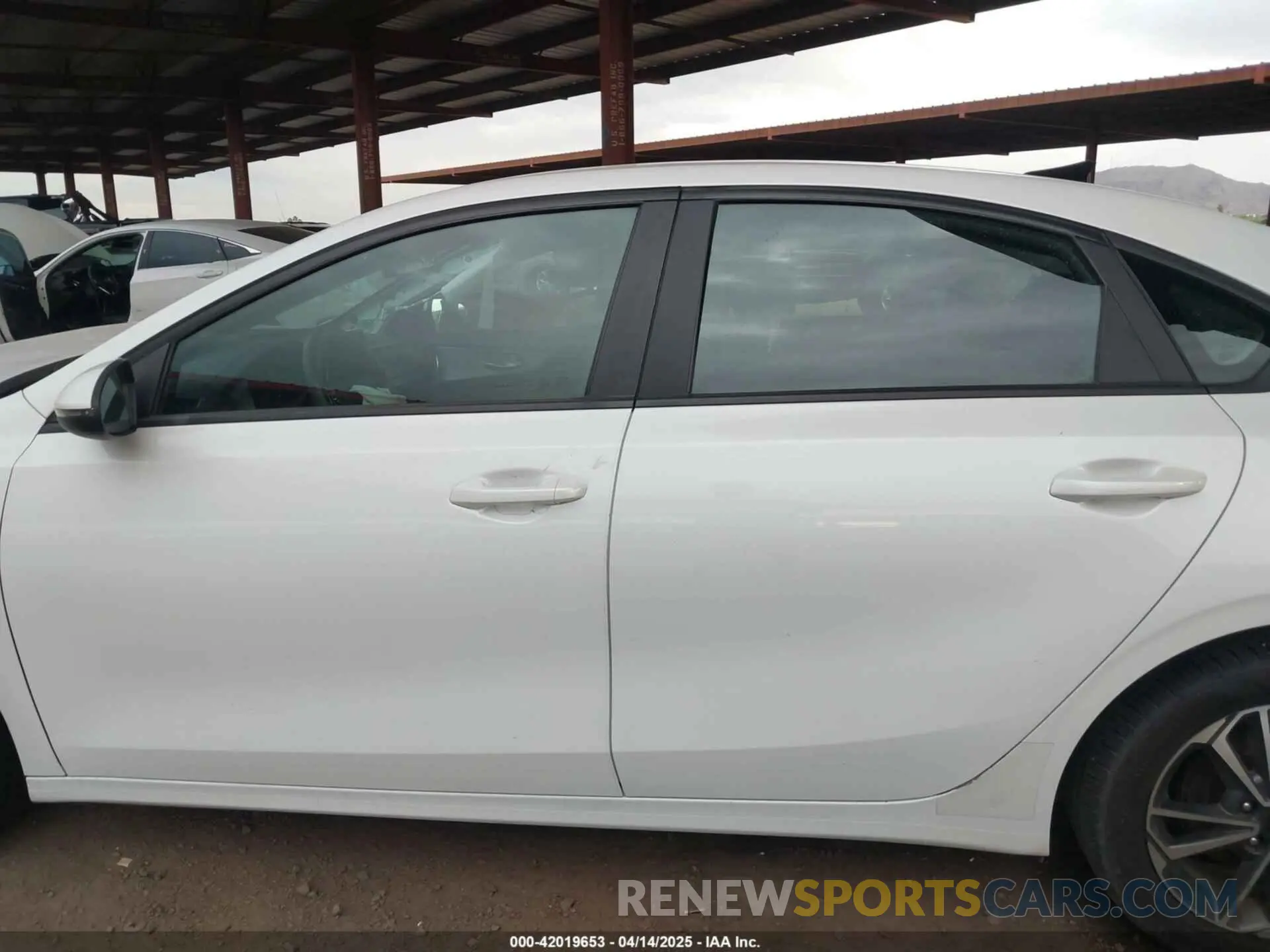 14 fotografías del automóvil dañado 3KPF24AD1PE538737 KIA FORTE 2023