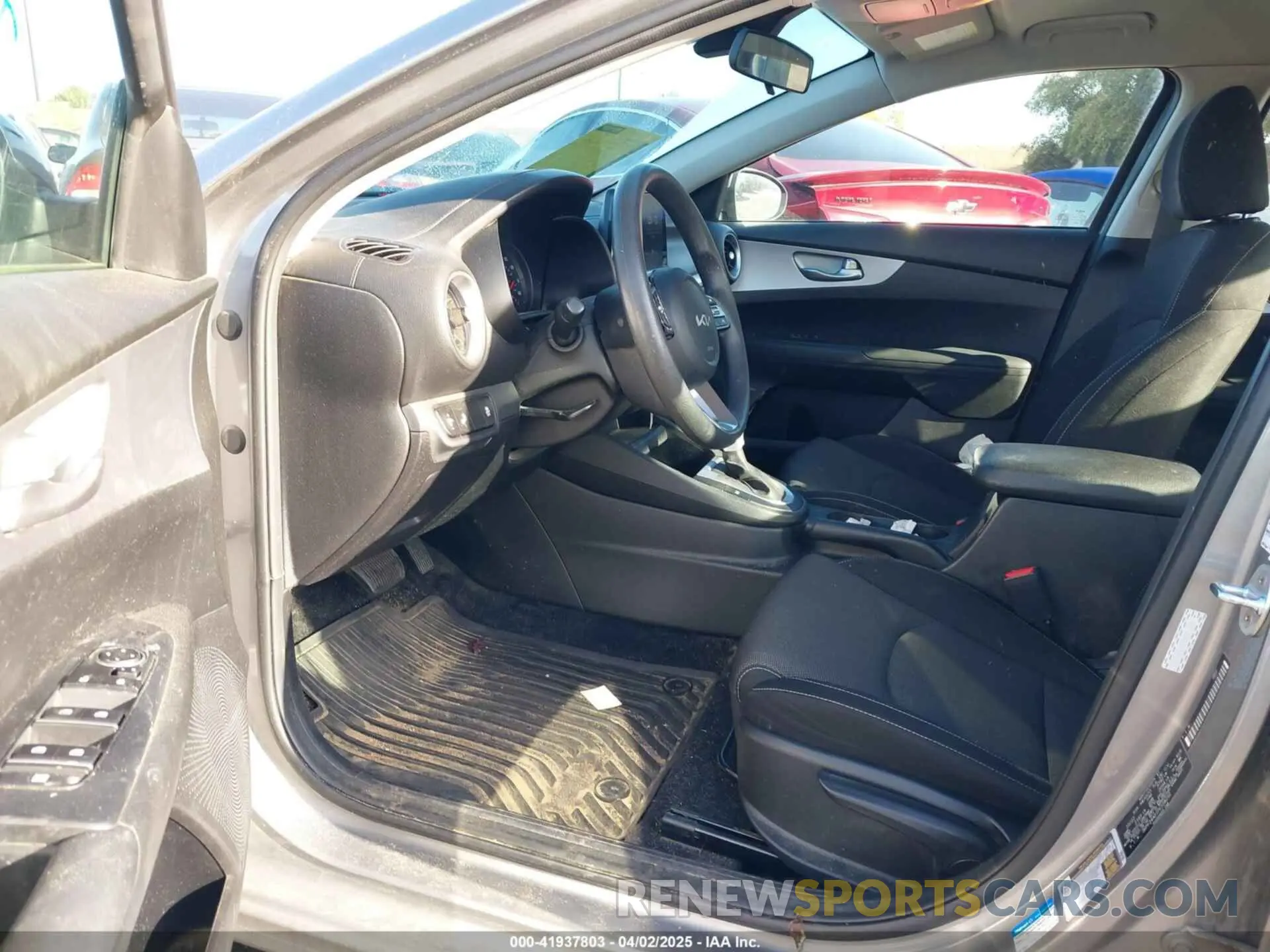 5 fotografías del automóvil dañado 3KPF24AD1PE558292 KIA FORTE 2023