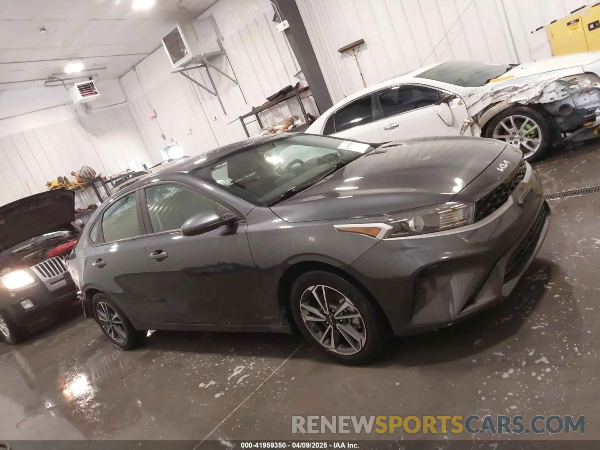14 fotografías del automóvil dañado 3KPF24AD1PE558342 KIA FORTE 2023