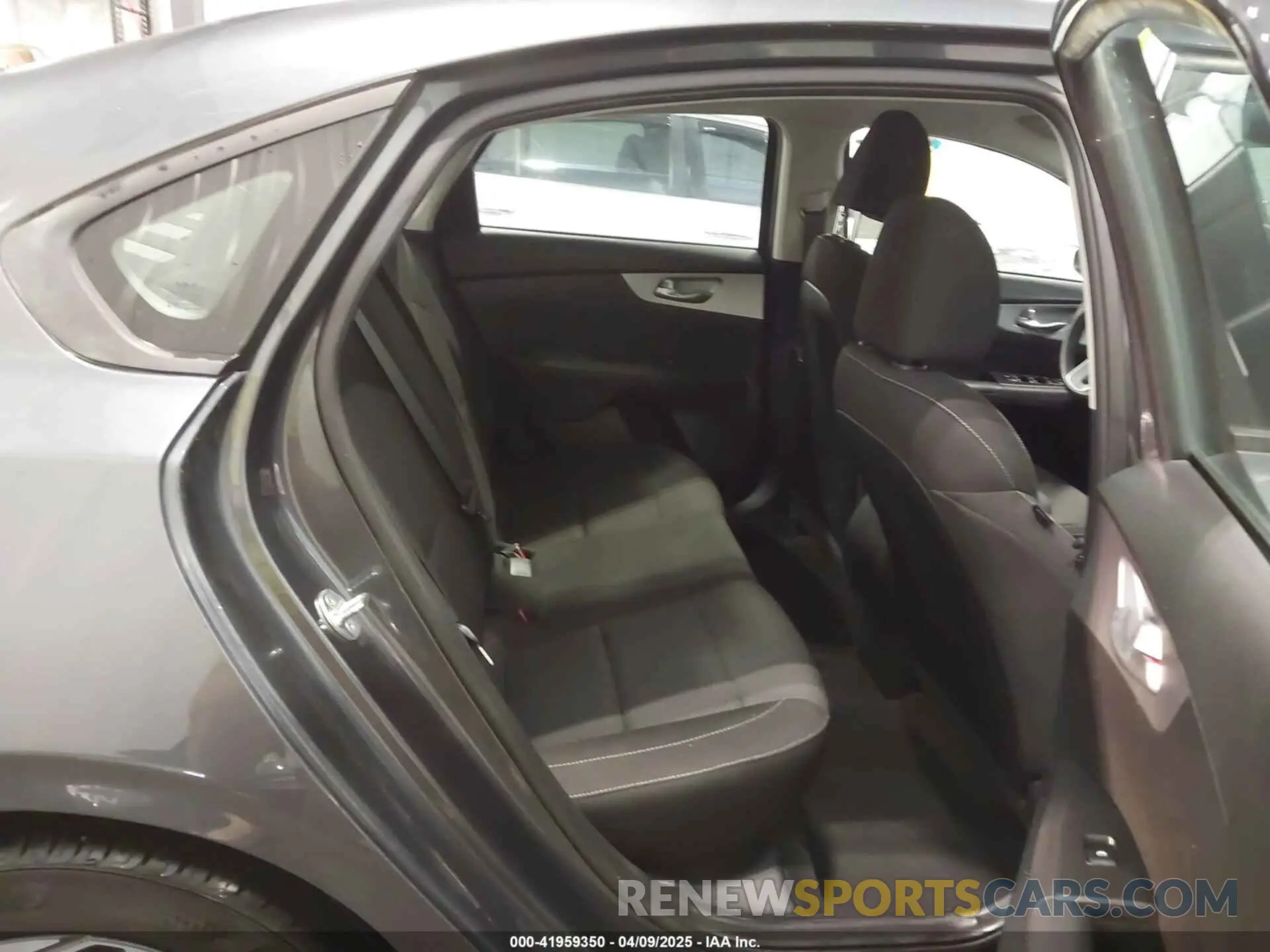 8 fotografías del automóvil dañado 3KPF24AD1PE558342 KIA FORTE 2023