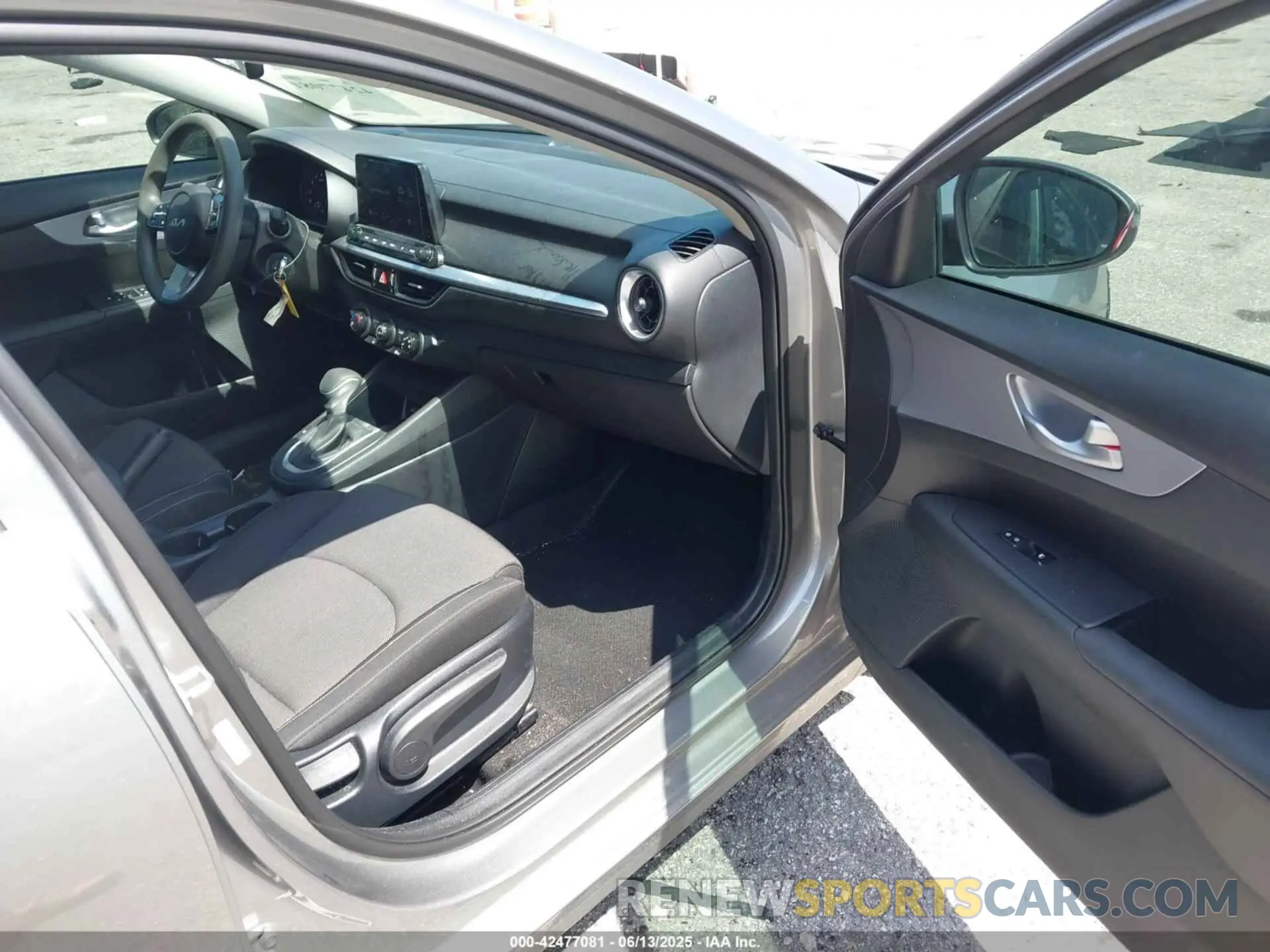 5 fotografías del automóvil dañado 3KPF24AD1PE592314 KIA FORTE 2023