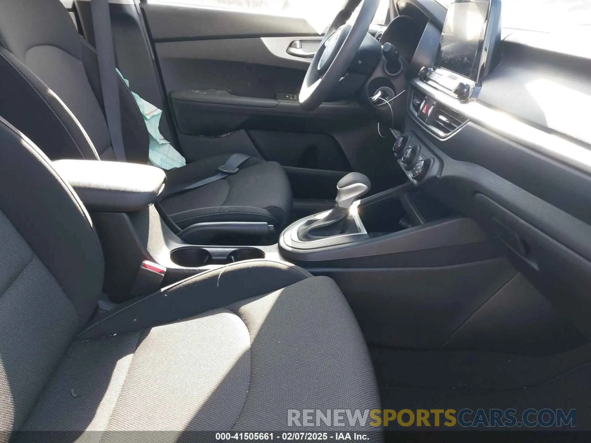 5 fotografías del automóvil dañado 3KPF24AD1PE611993 KIA FORTE 2023