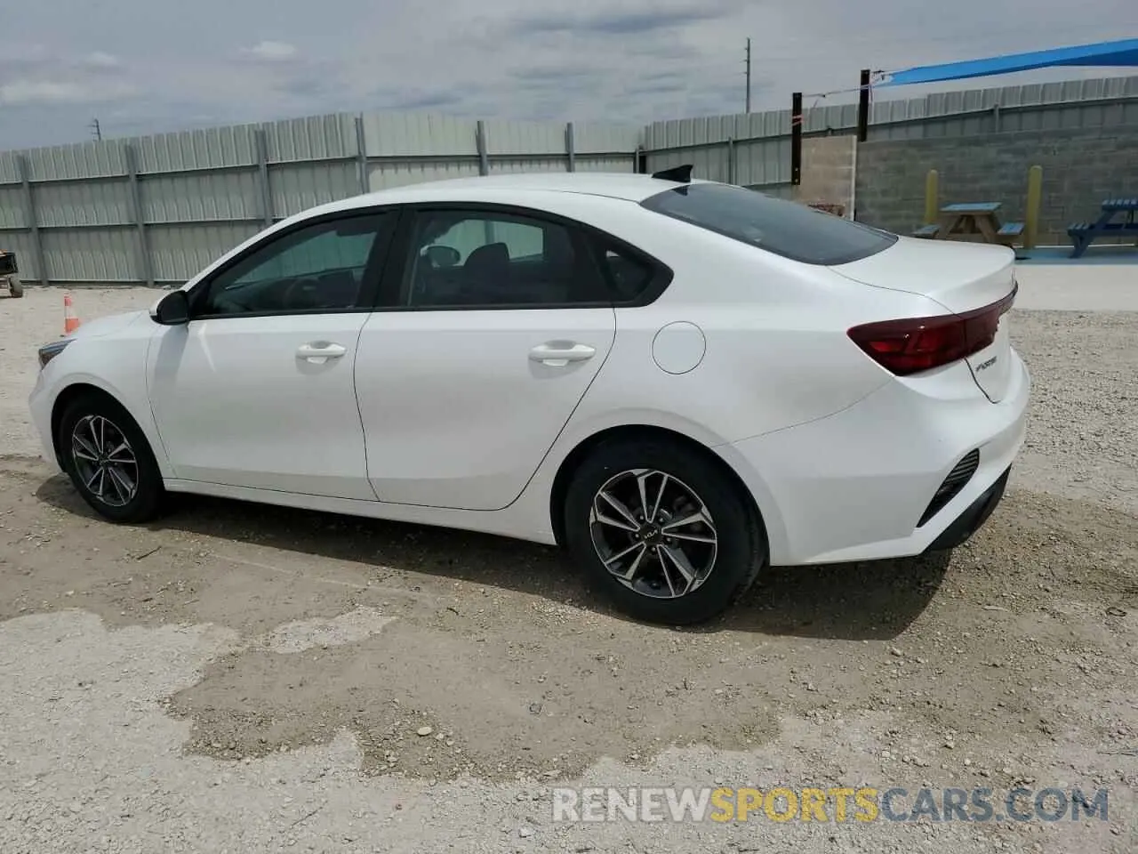 2 fotografías del automóvil dañado 3KPF24AD1PE615252 KIA FORTE 2023