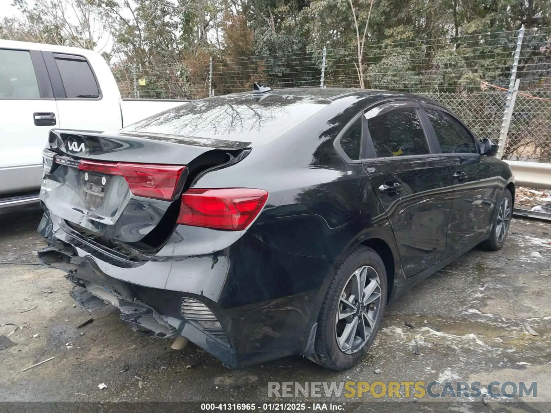 4 fotografías del automóvil dañado 3KPF24AD2PE574565 KIA FORTE 2023