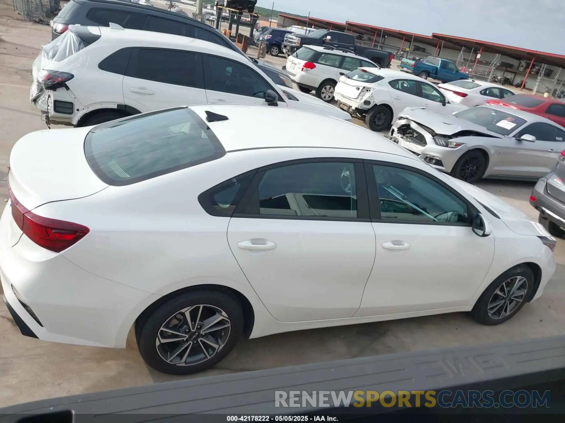 13 fotografías del automóvil dañado 3KPF24AD2PE602140 KIA FORTE 2023
