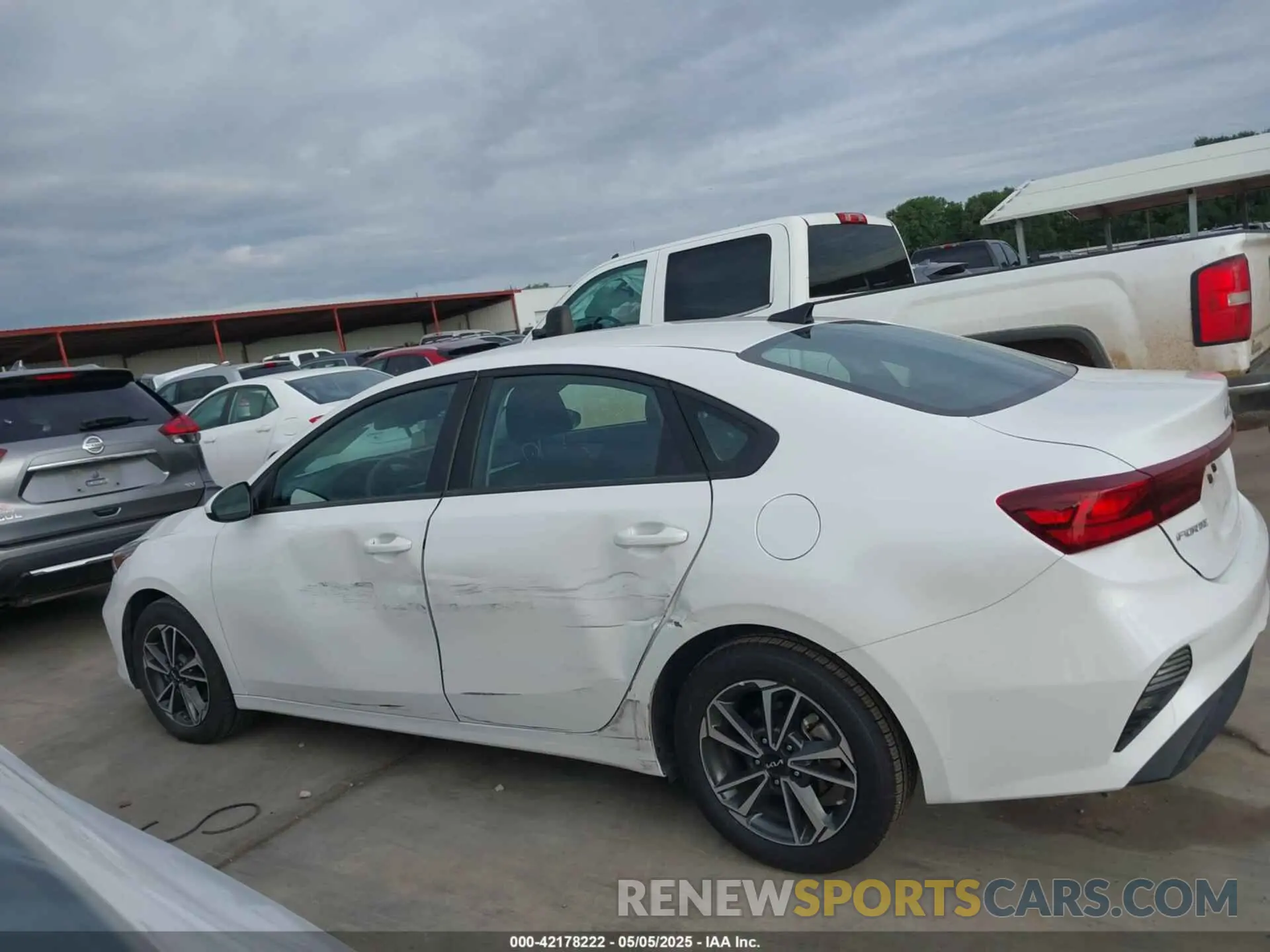 14 fotografías del automóvil dañado 3KPF24AD2PE602140 KIA FORTE 2023
