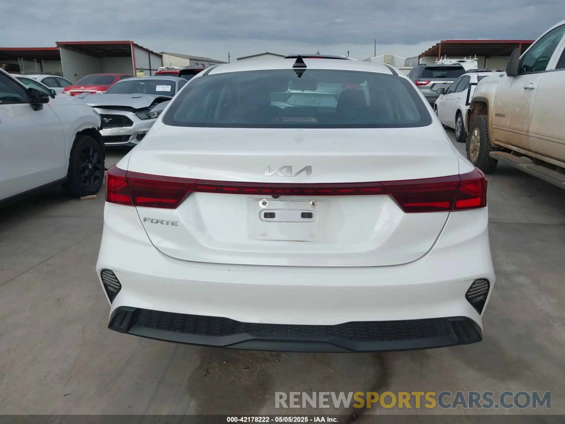 16 fotografías del automóvil dañado 3KPF24AD2PE602140 KIA FORTE 2023