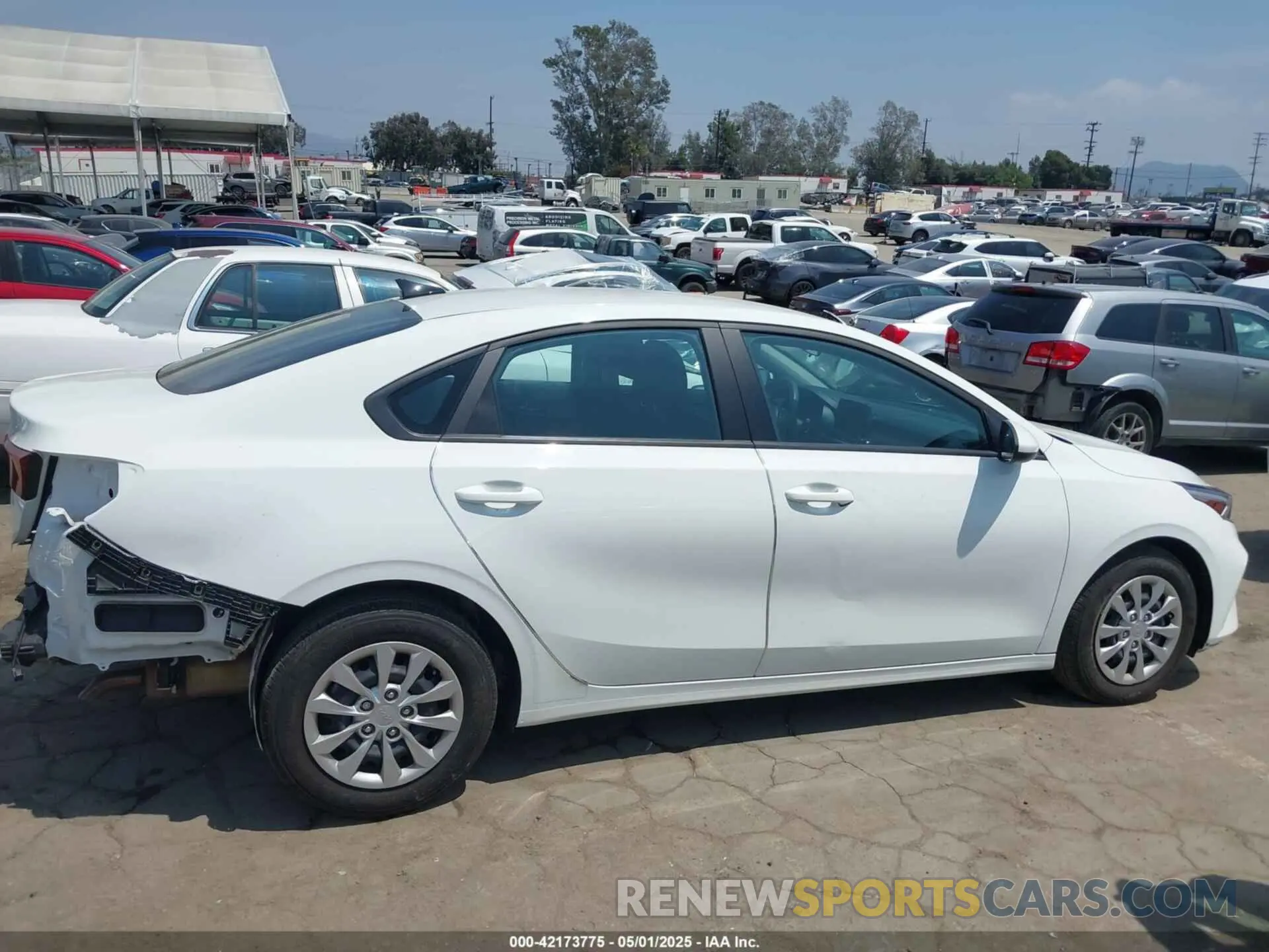 14 fotografías del automóvil dañado 3KPF24AD2PE642816 KIA FORTE 2023