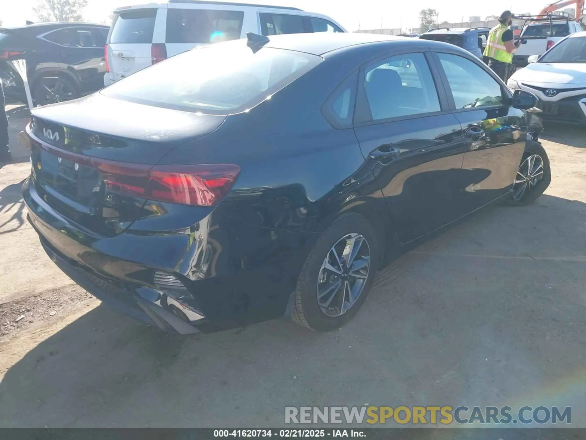 4 fotografías del automóvil dañado 3KPF24AD2PE652312 KIA FORTE 2023