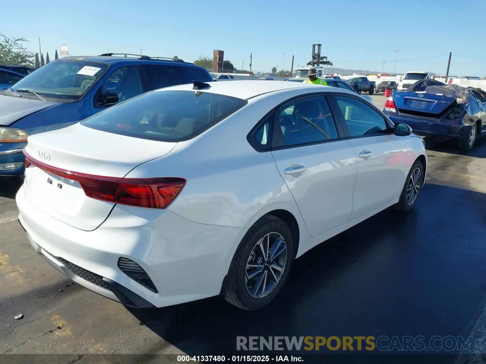 4 fotografías del automóvil dañado 3KPF24AD2PE655291 KIA FORTE 2023