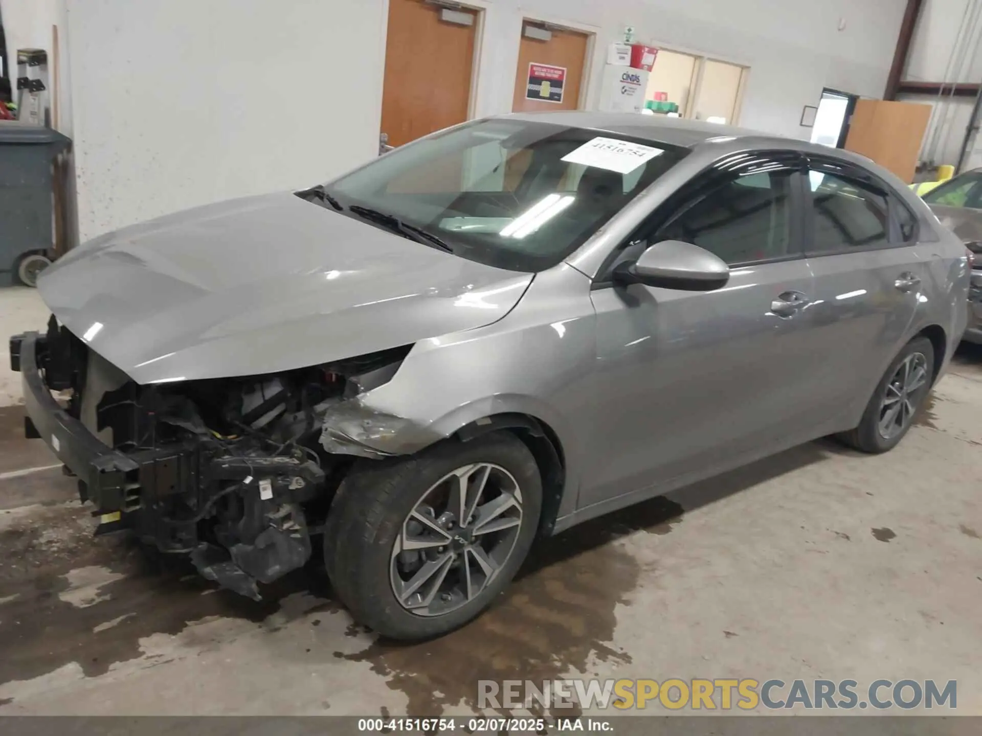 2 fotografías del automóvil dañado 3KPF24AD3PE603913 KIA FORTE 2023