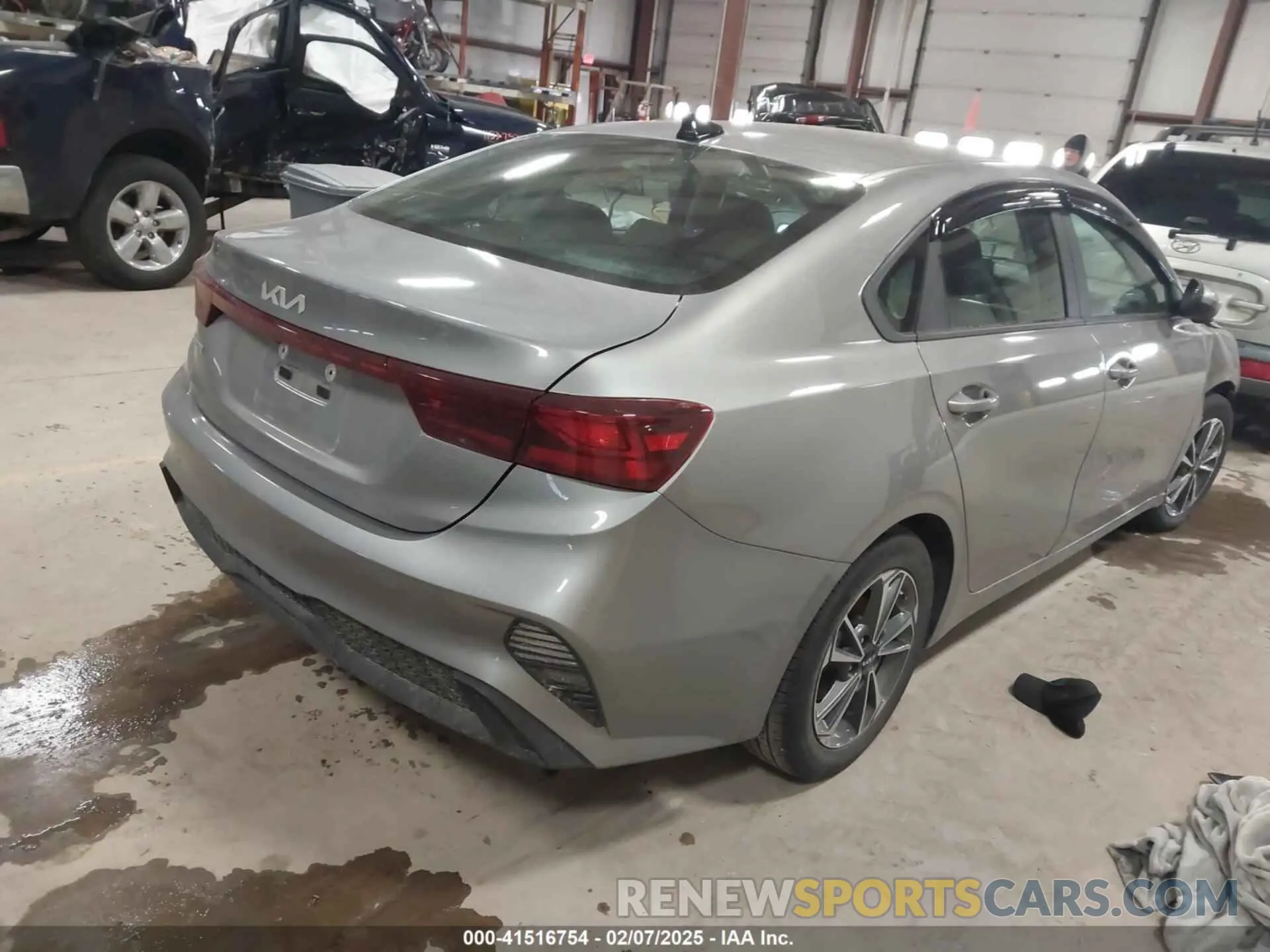 4 fotografías del automóvil dañado 3KPF24AD3PE603913 KIA FORTE 2023