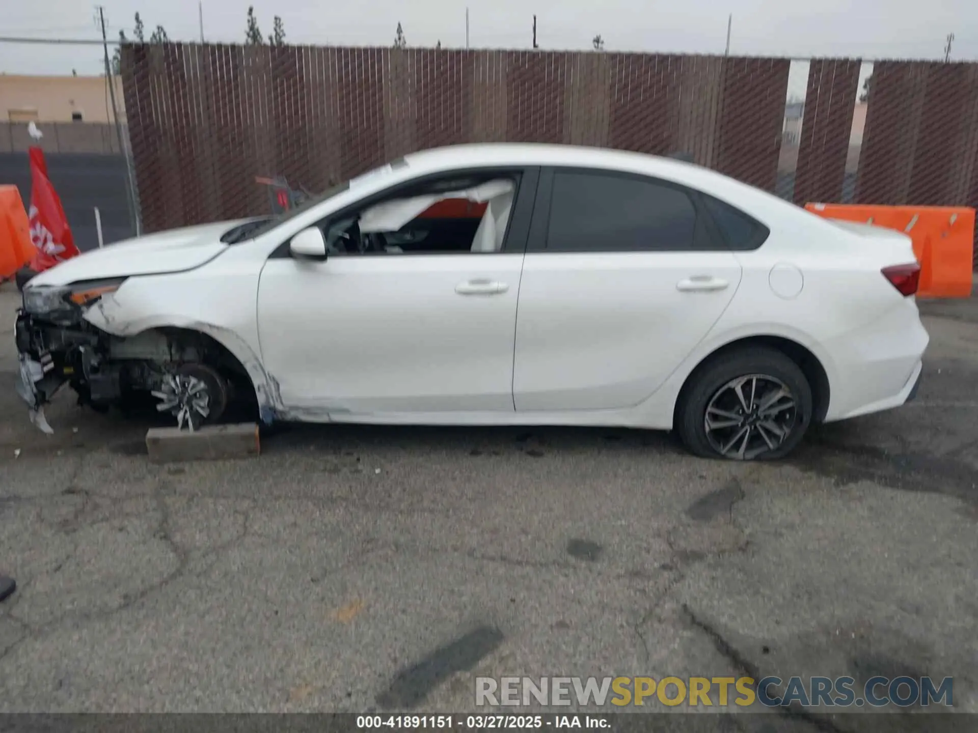 13 fotografías del automóvil dañado 3KPF24AD4PE508180 KIA FORTE 2023