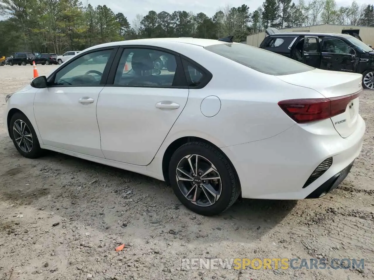 2 fotografías del automóvil dañado 3KPF24AD4PE613009 KIA FORTE 2023