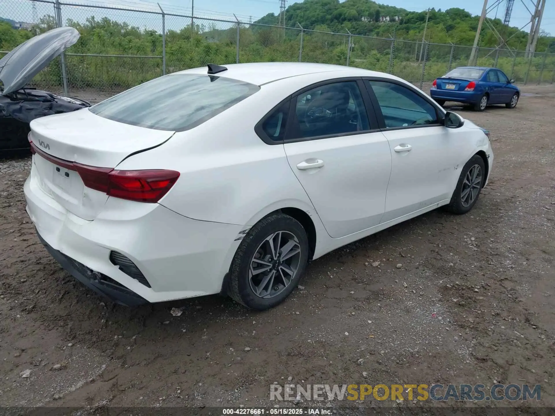 4 fotografías del automóvil dañado 3KPF24AD5PE590582 KIA FORTE 2023